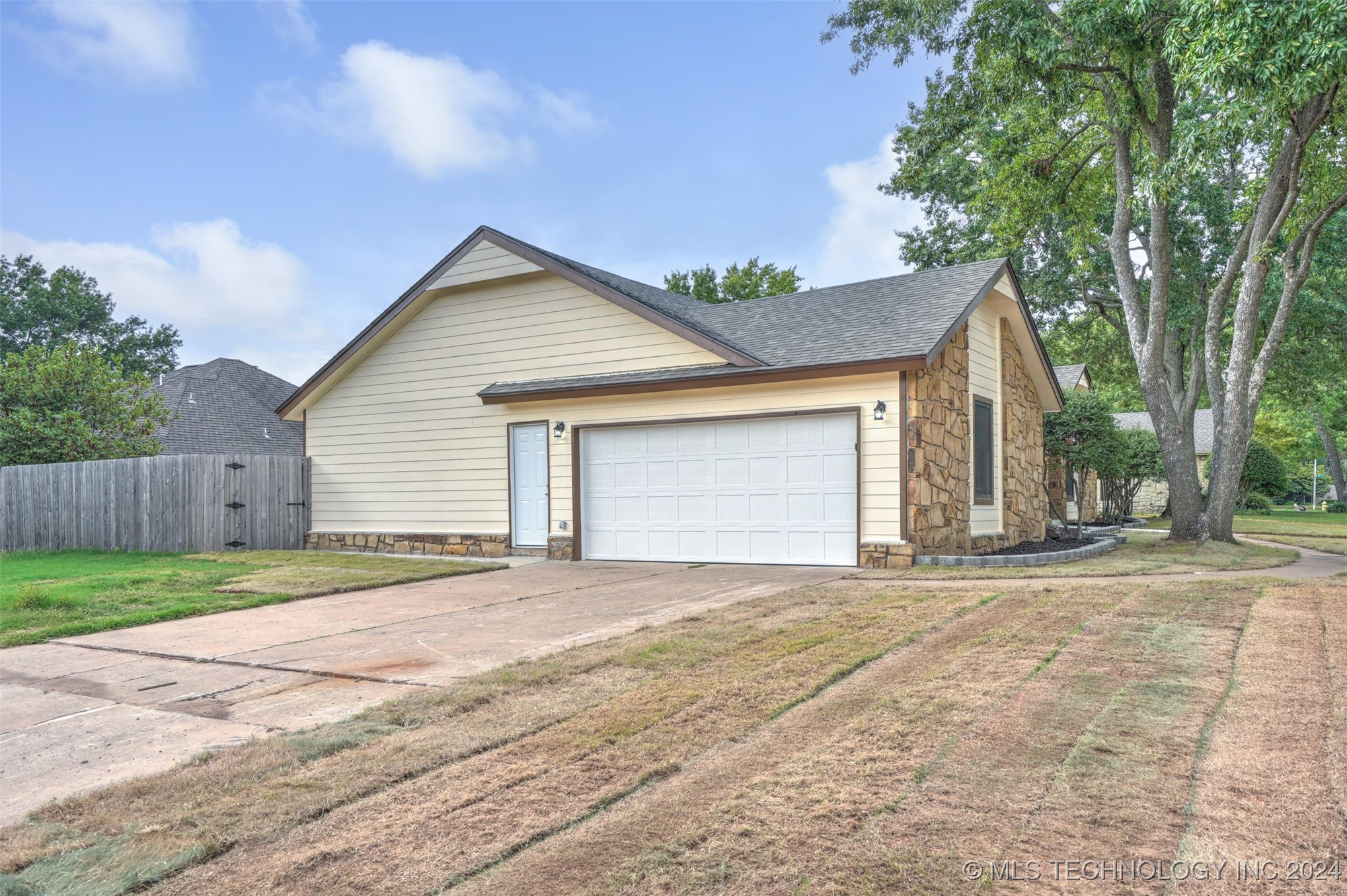 7012 E 89th Place