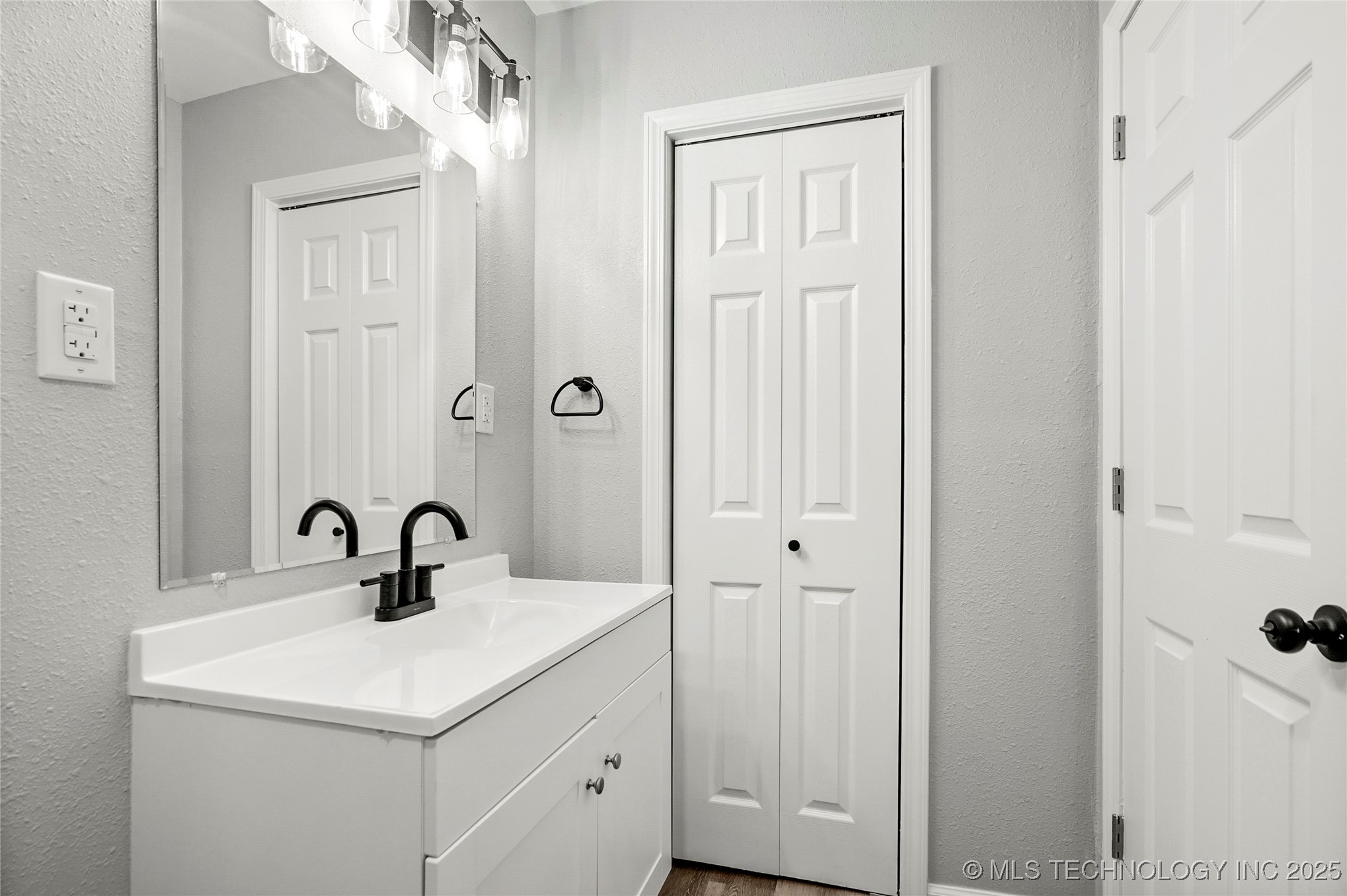 821 N 71st East Avenue