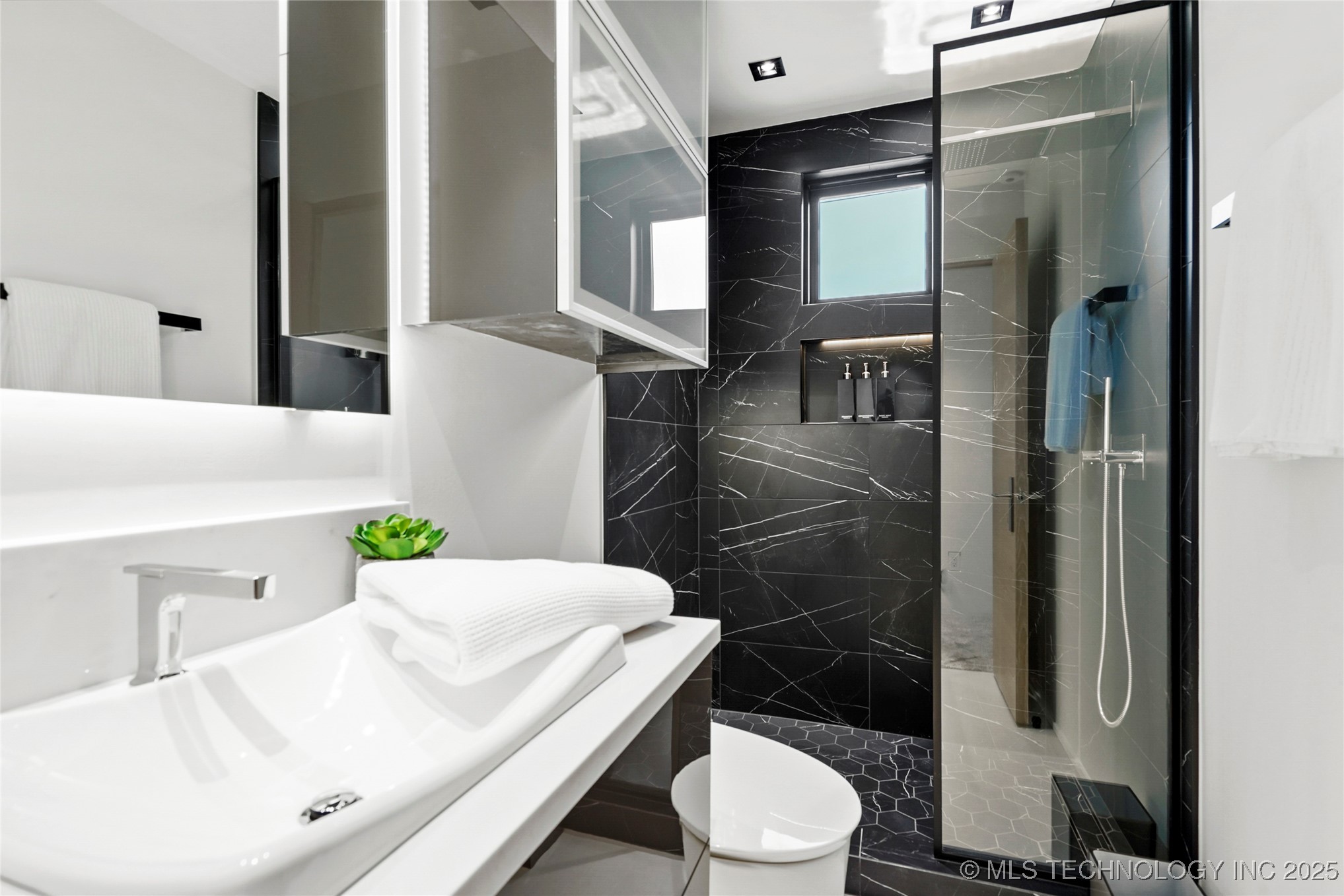 2501 S Columbia Avenue