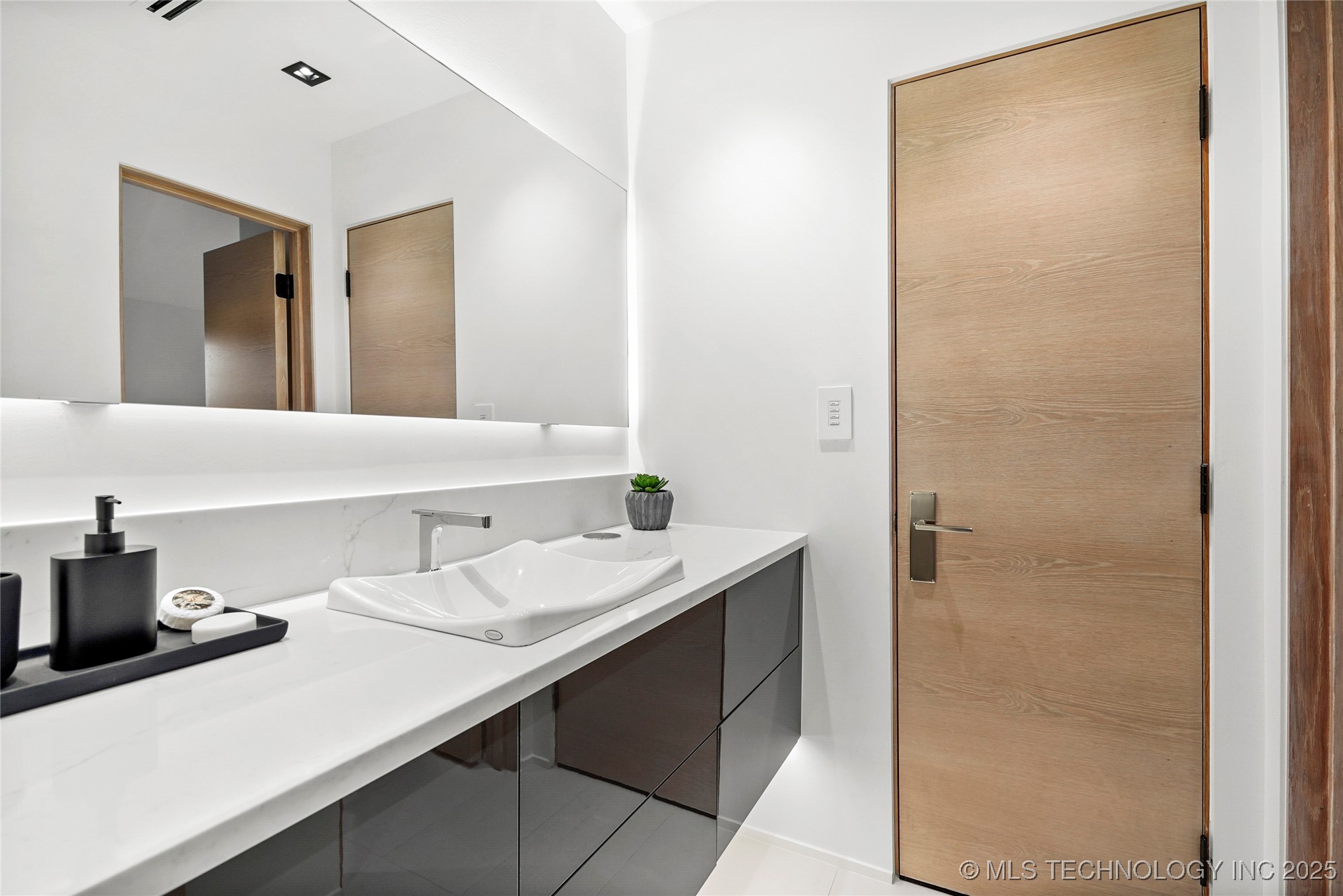 2501 S Columbia Avenue