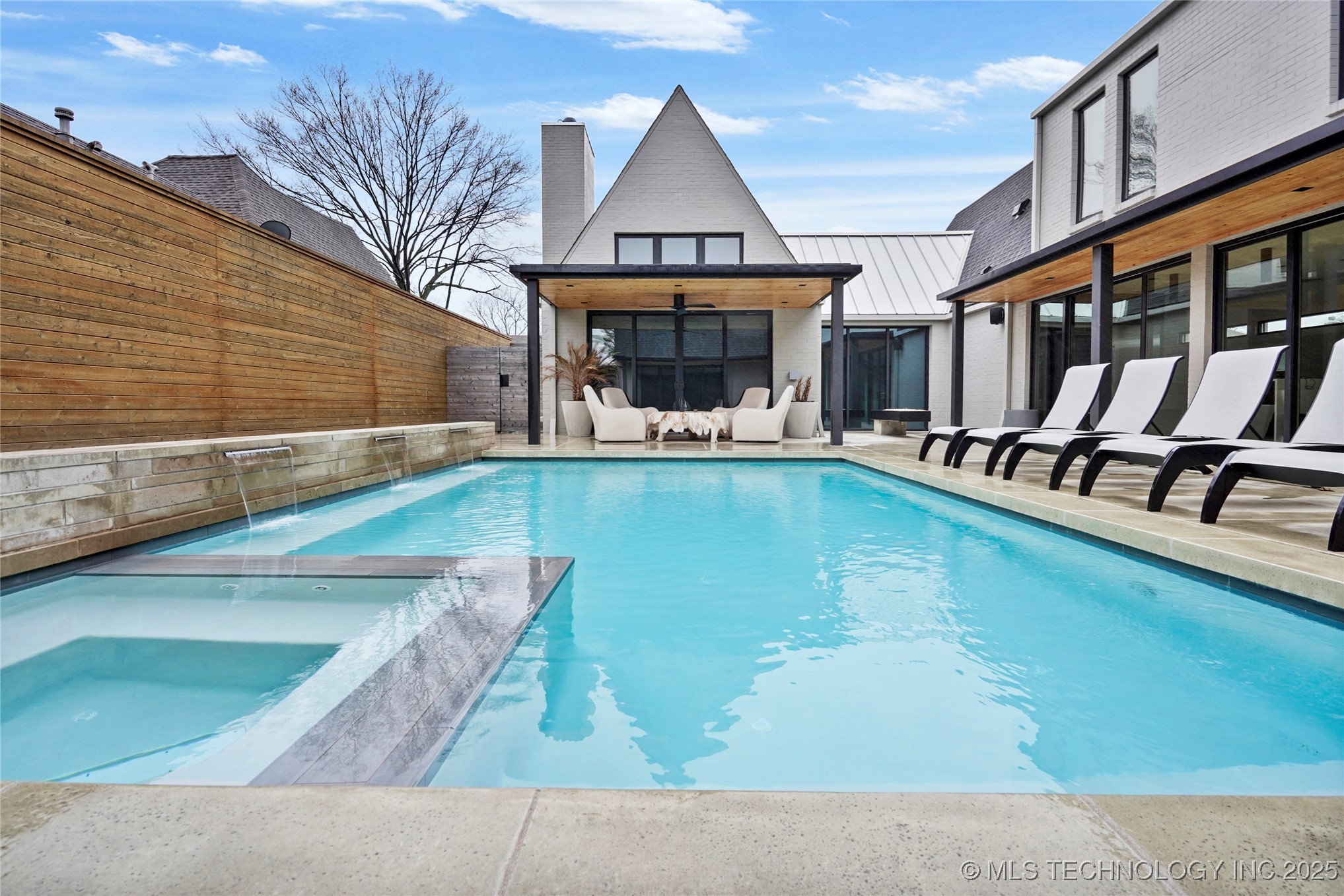 2501 S Columbia Avenue