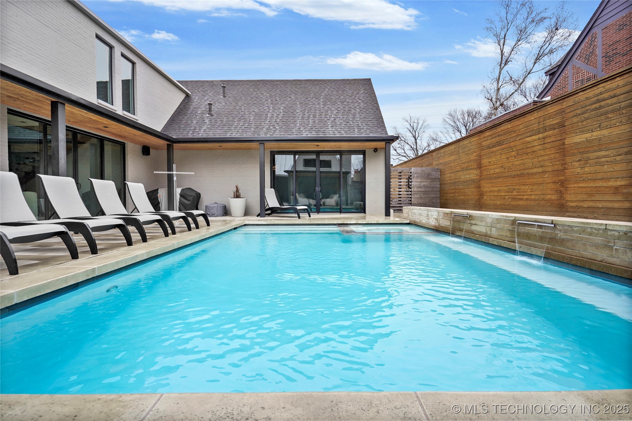 2501 S Columbia Avenue