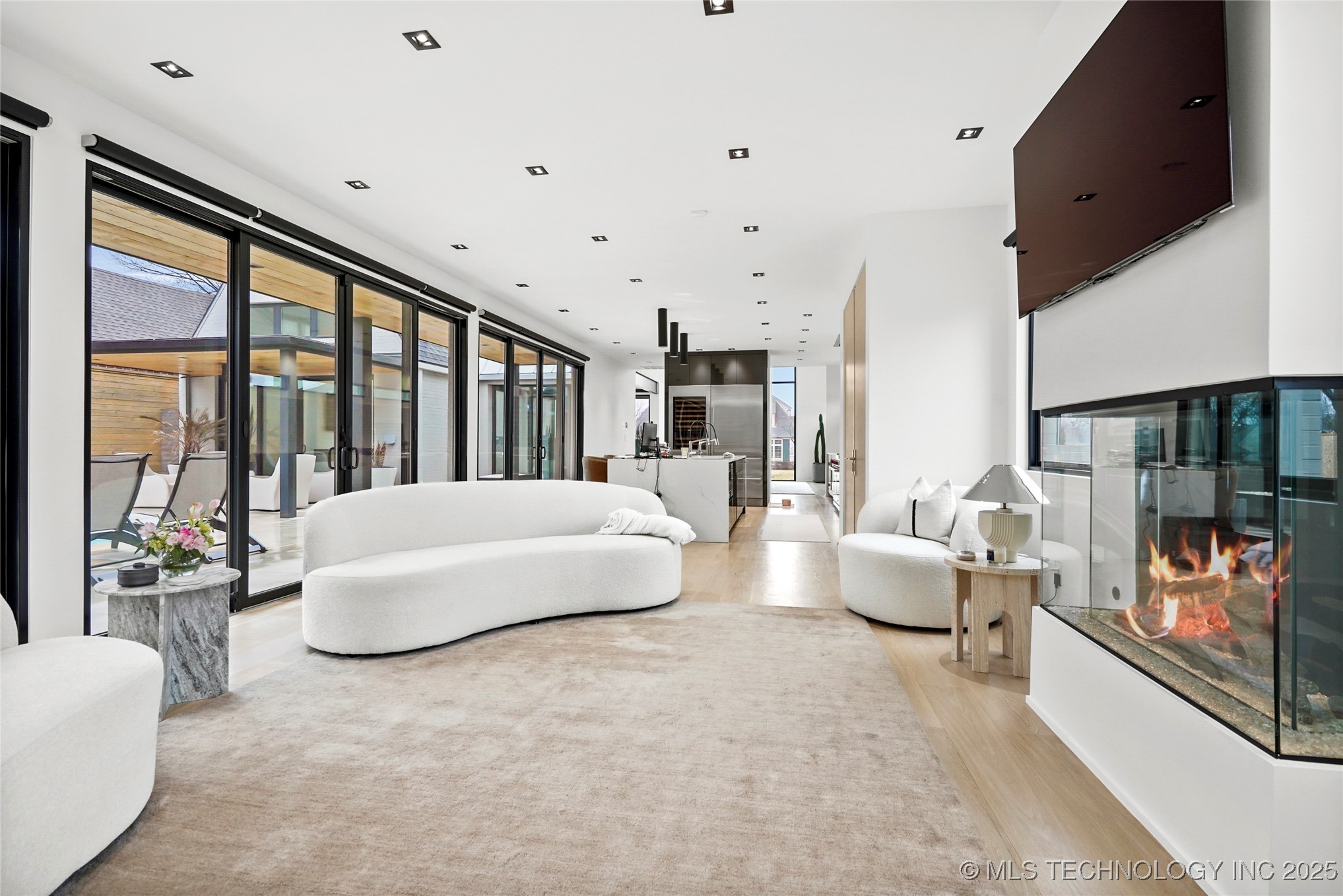 2501 S Columbia Avenue