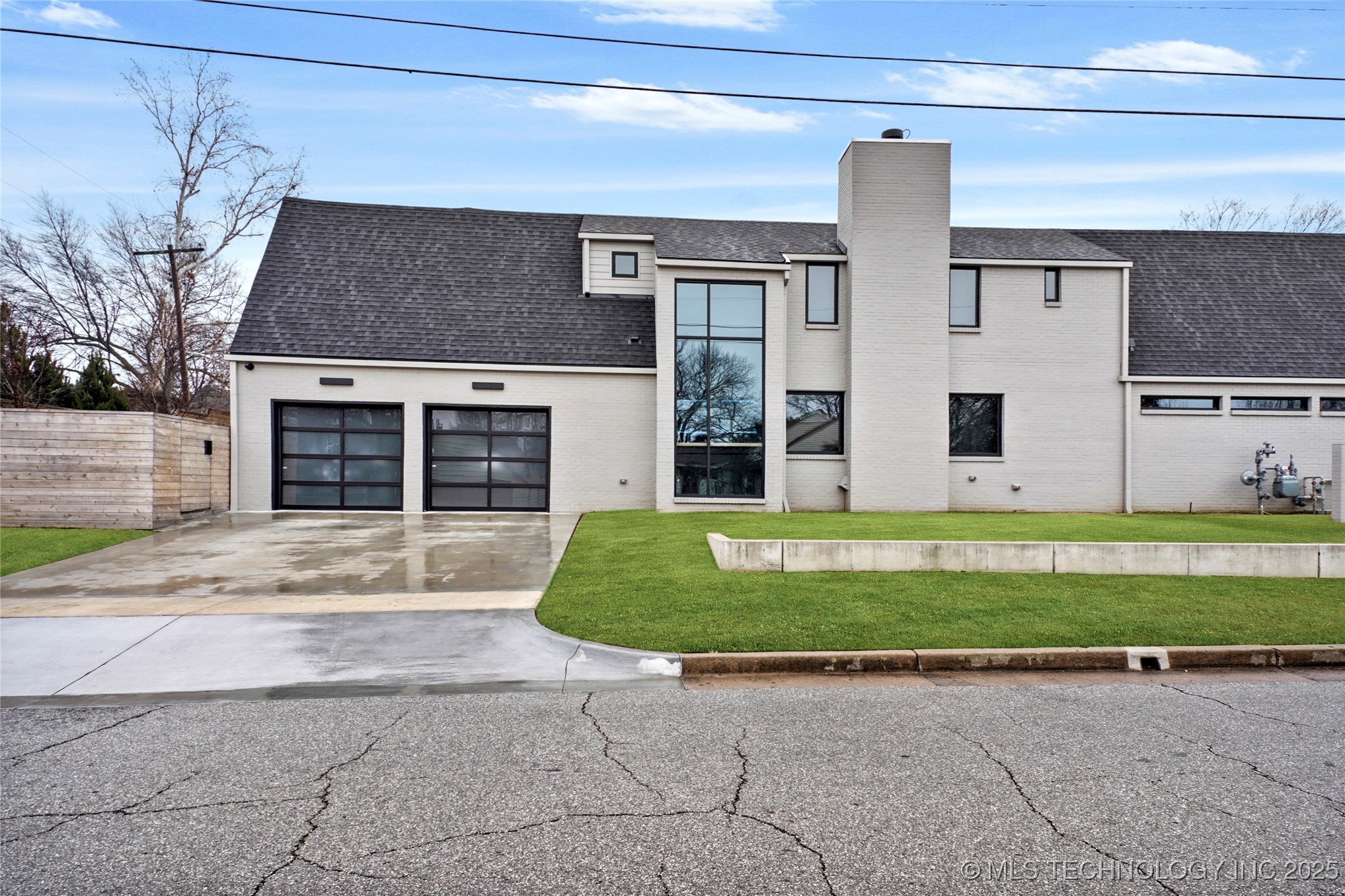 2501 S Columbia Avenue