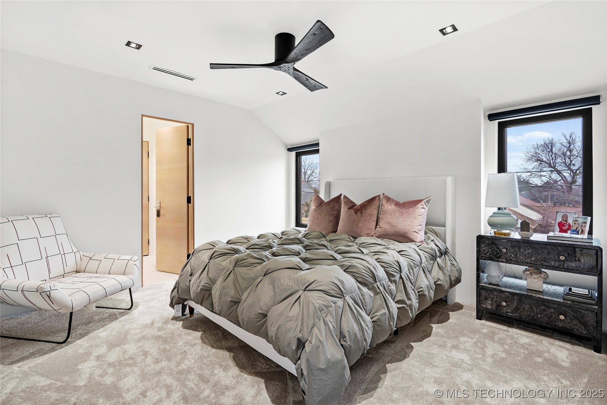 2501 S Columbia Avenue