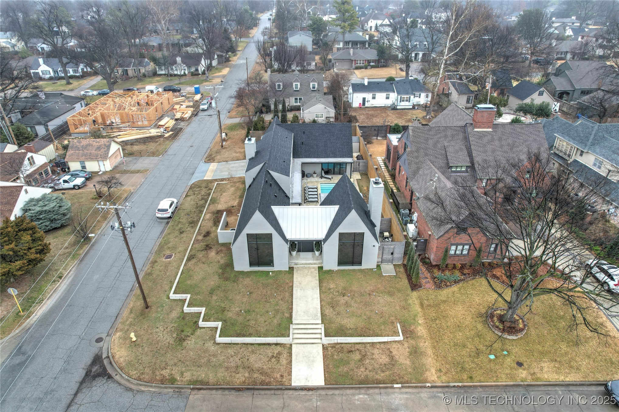 2501 S Columbia Avenue