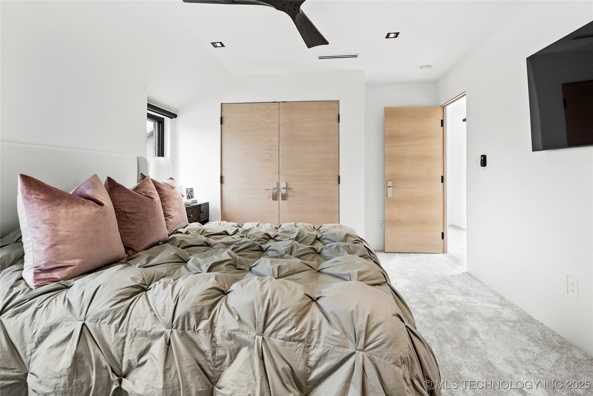 2501 S Columbia Avenue