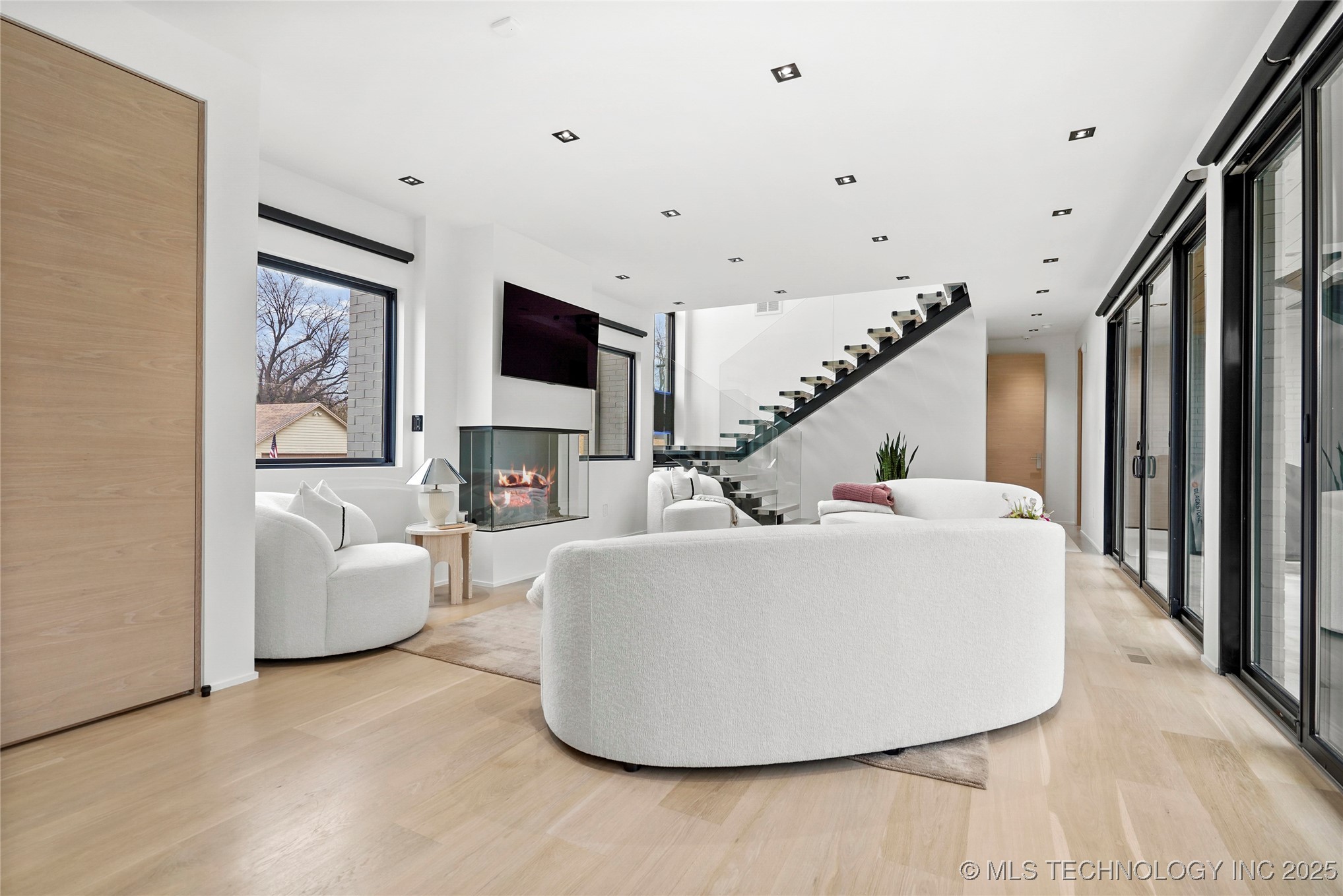 2501 S Columbia Avenue