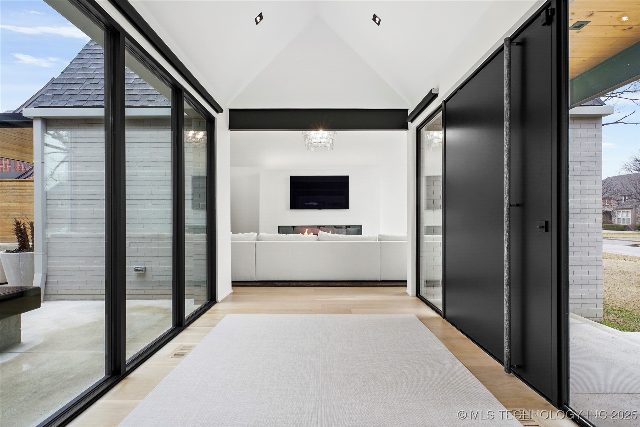 2501 S Columbia Avenue