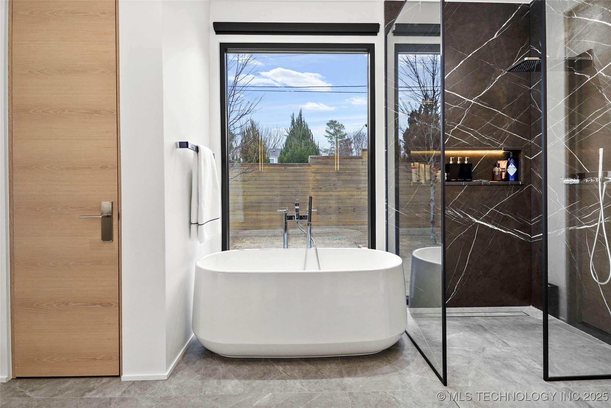 2501 S Columbia Avenue