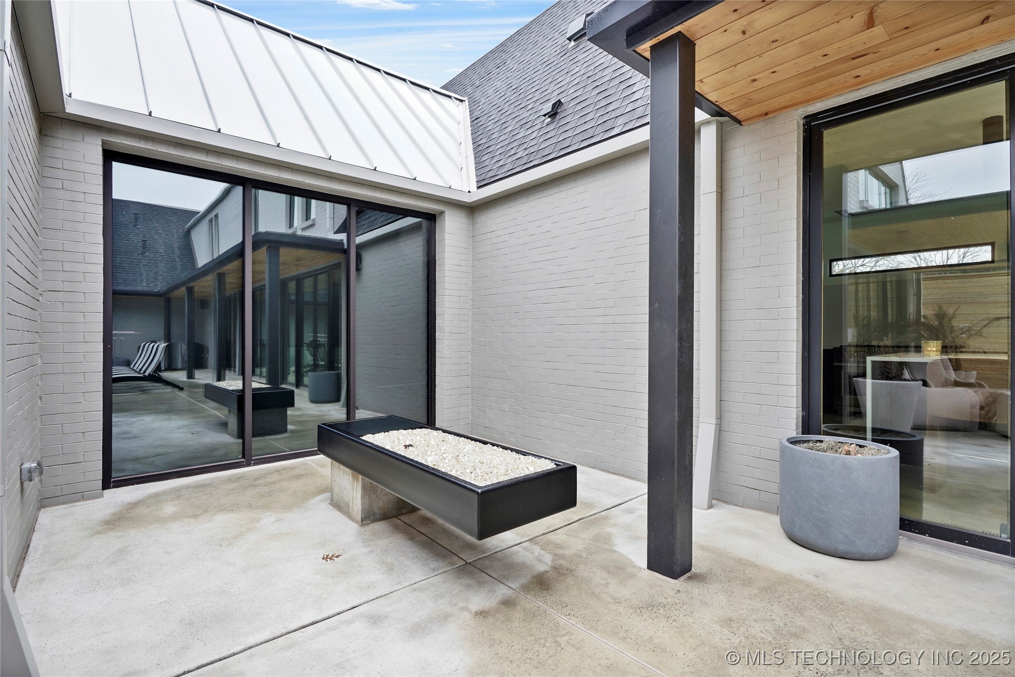 2501 S Columbia Avenue