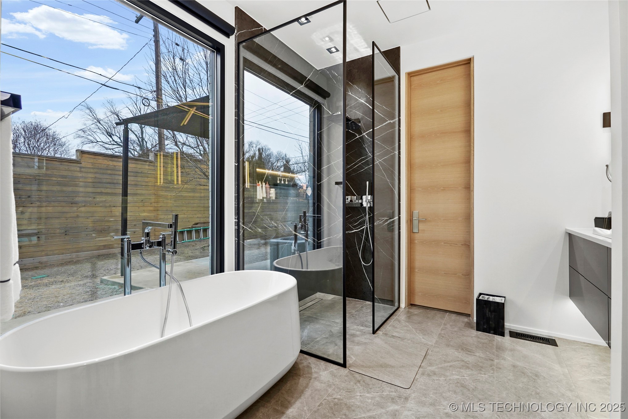 2501 S Columbia Avenue