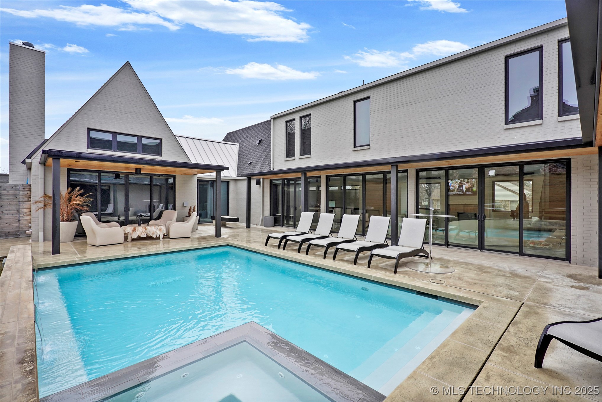 2501 S Columbia Avenue