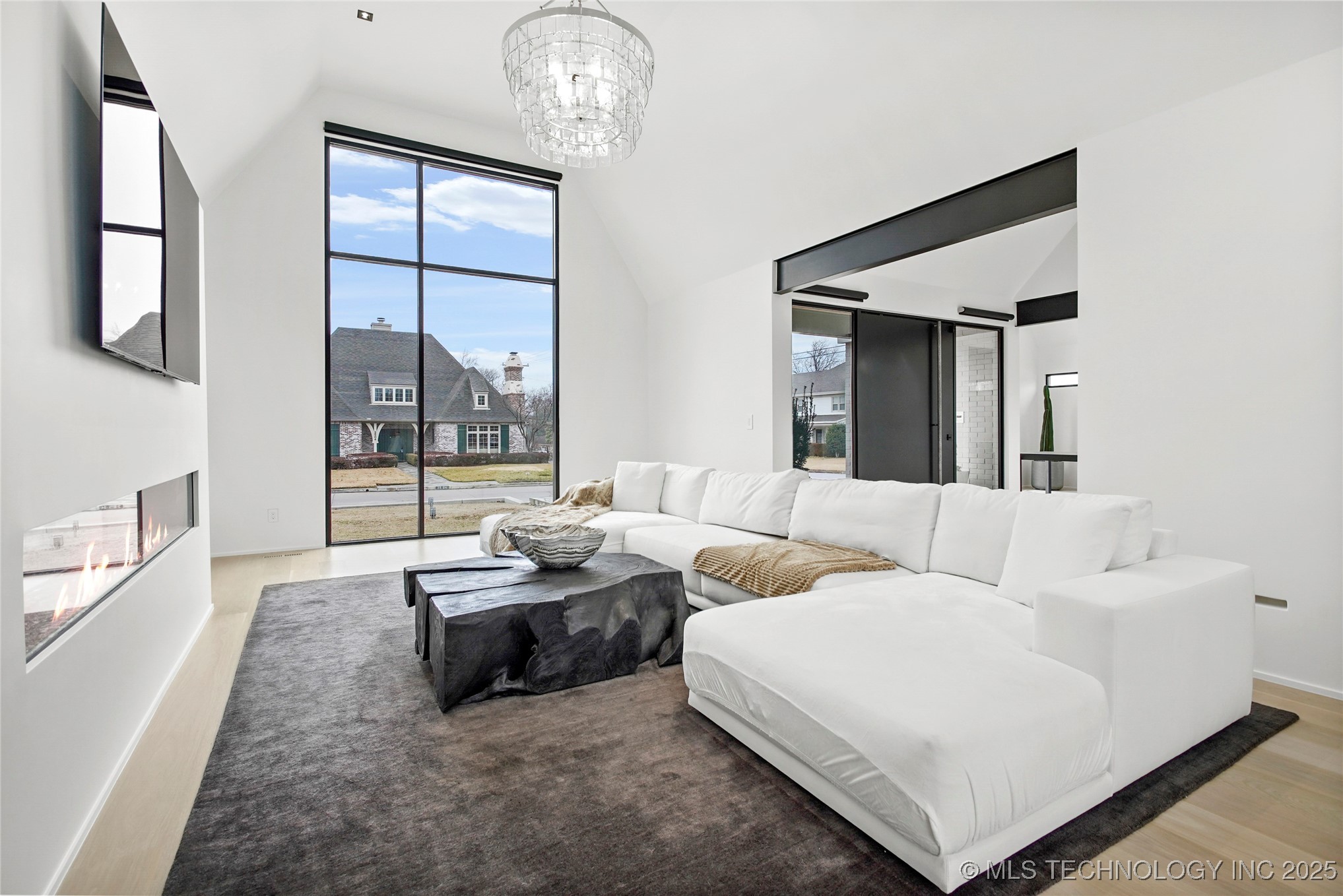 2501 S Columbia Avenue