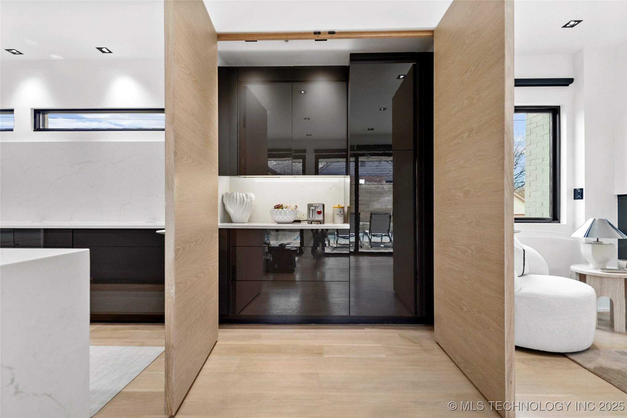 2501 S Columbia Avenue