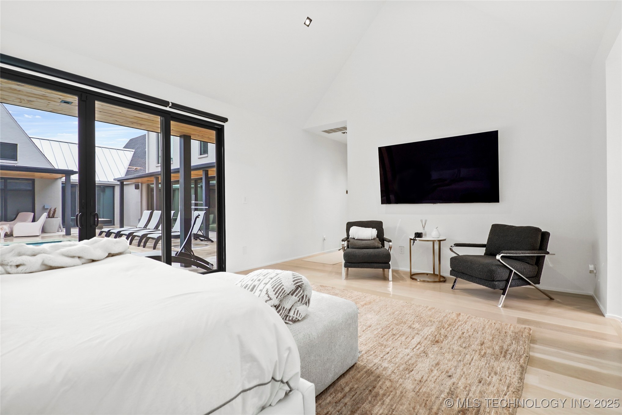 2501 S Columbia Avenue