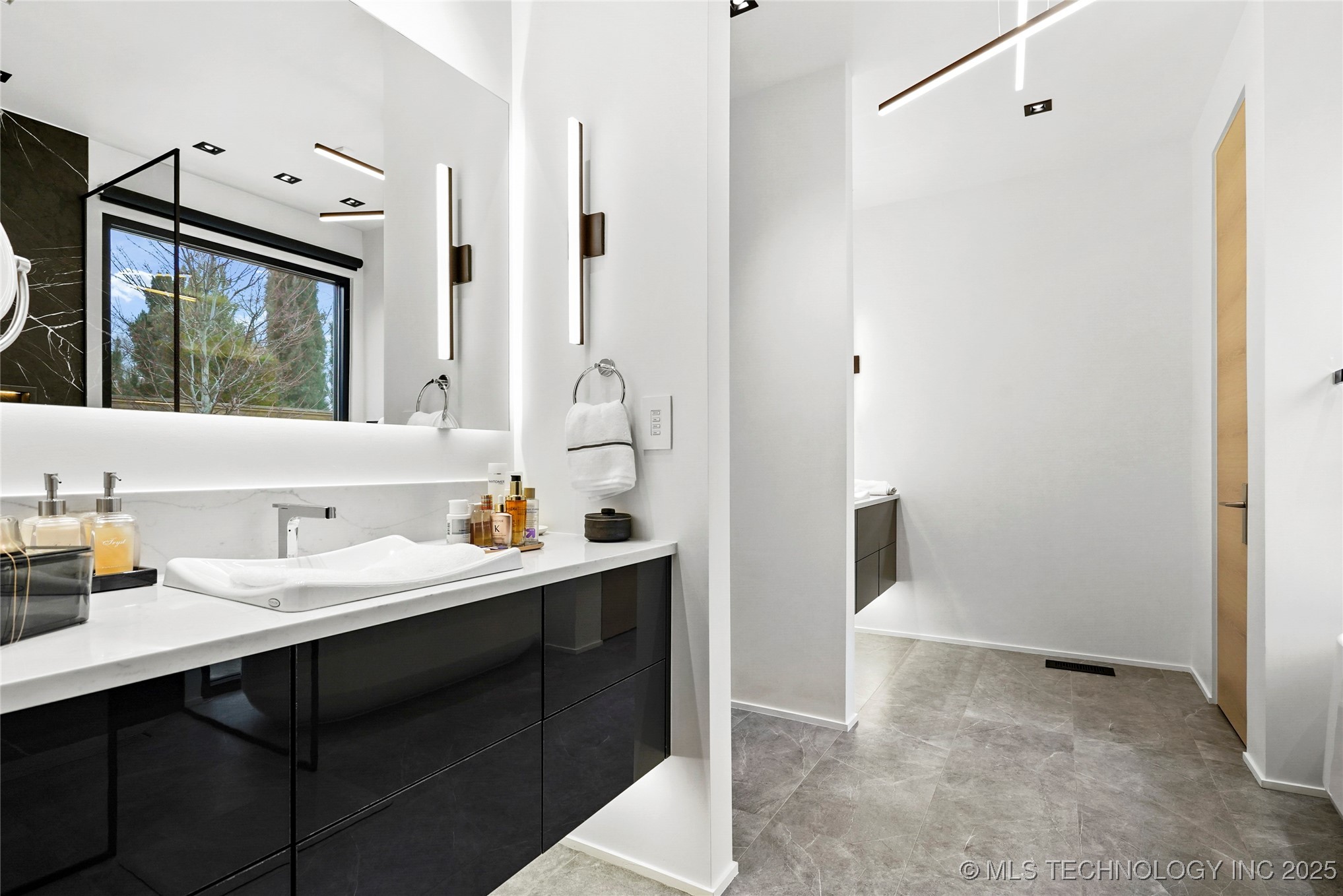 2501 S Columbia Avenue