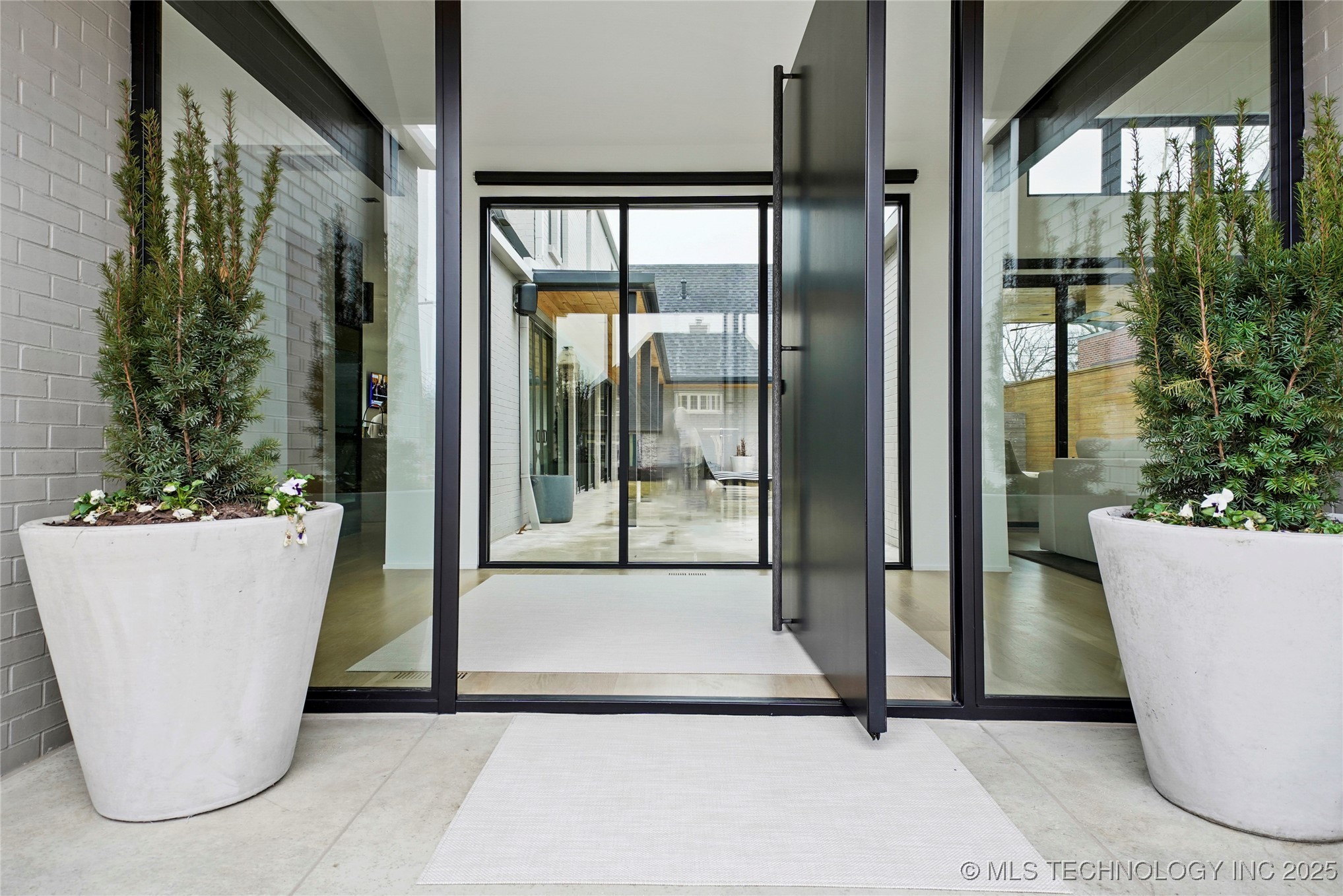 2501 S Columbia Avenue