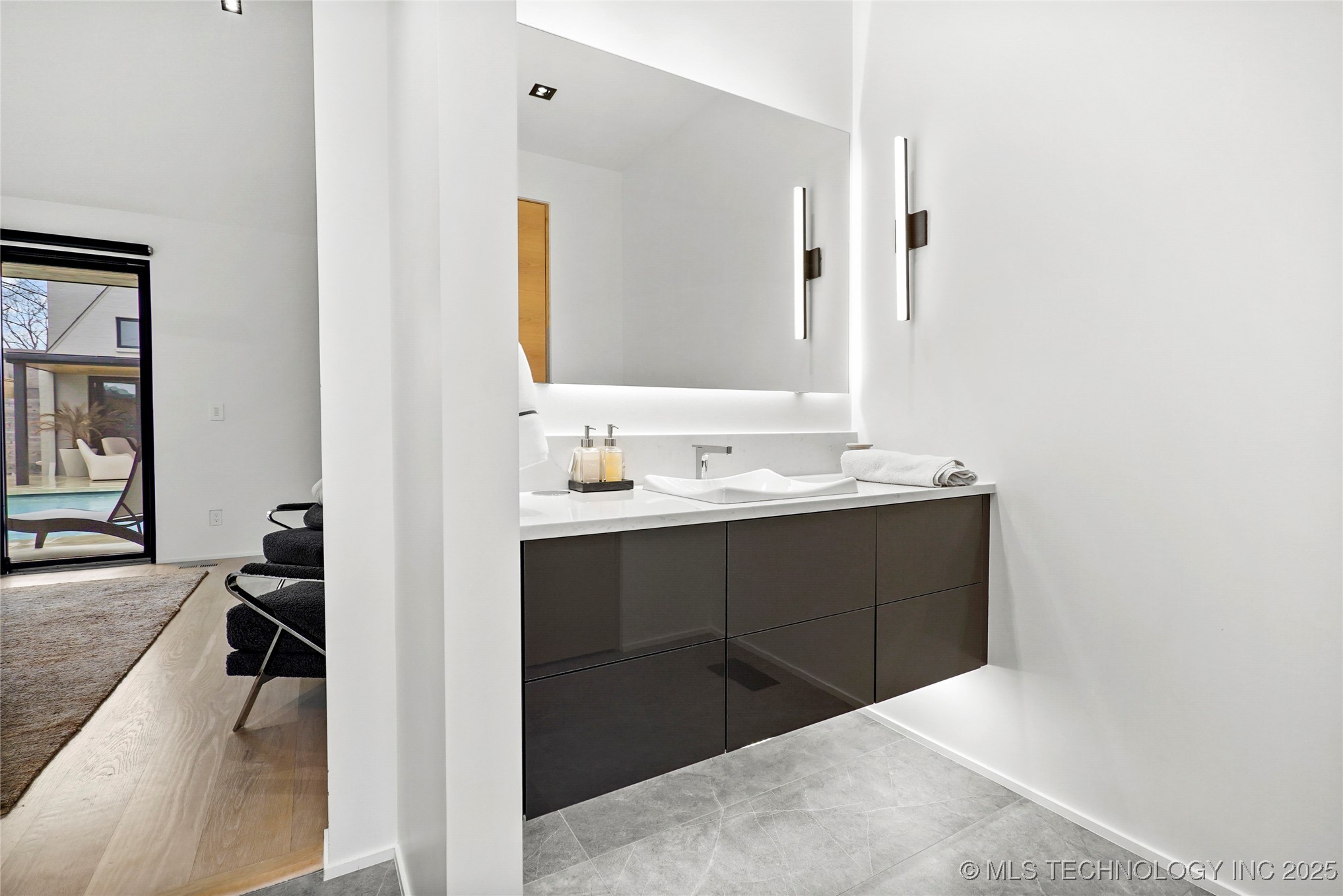 2501 S Columbia Avenue