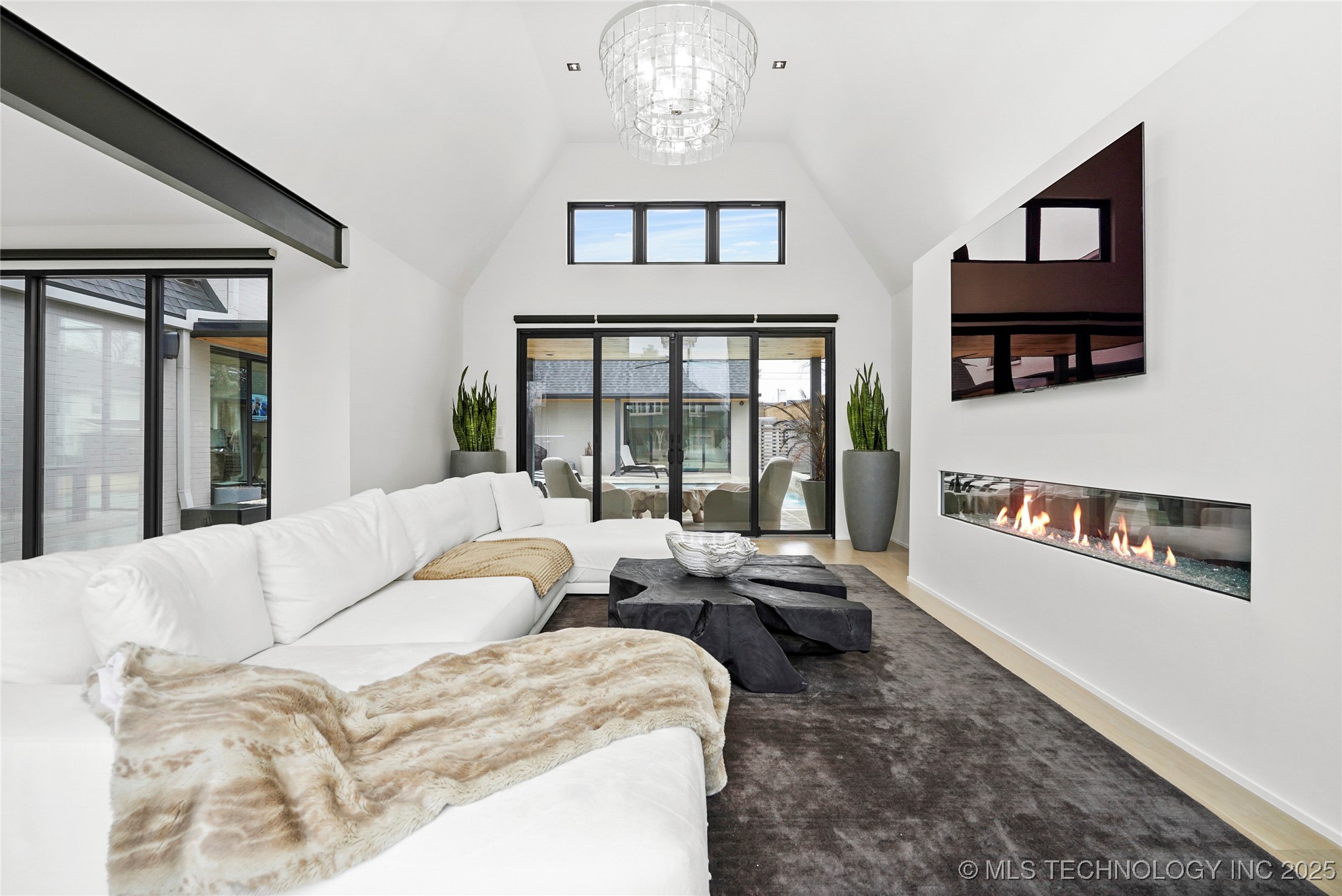 2501 S Columbia Avenue