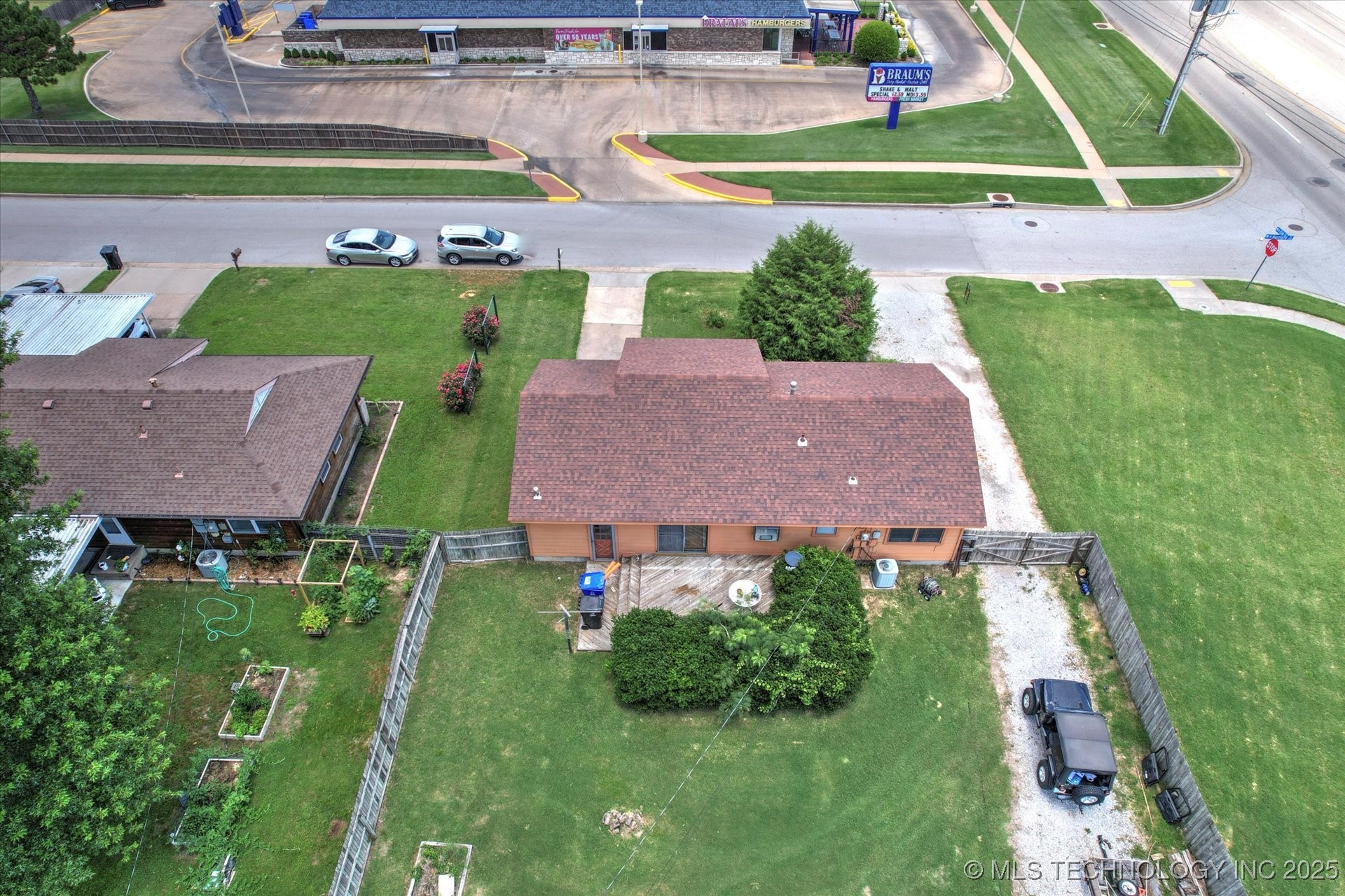 705 W Hartford Place