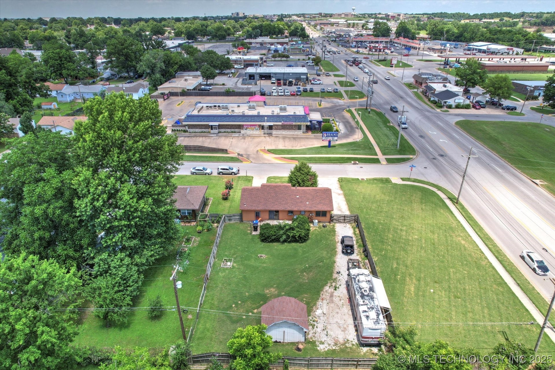 705 W Hartford Place