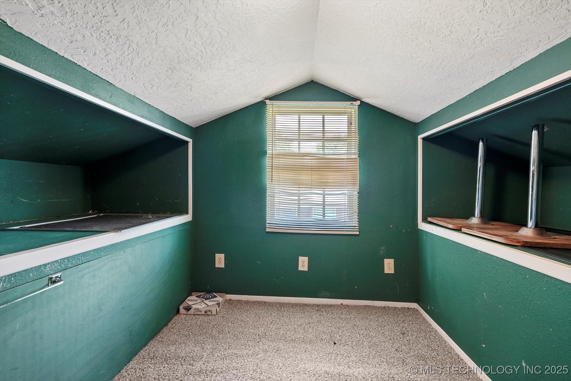 705 W Hartford Place