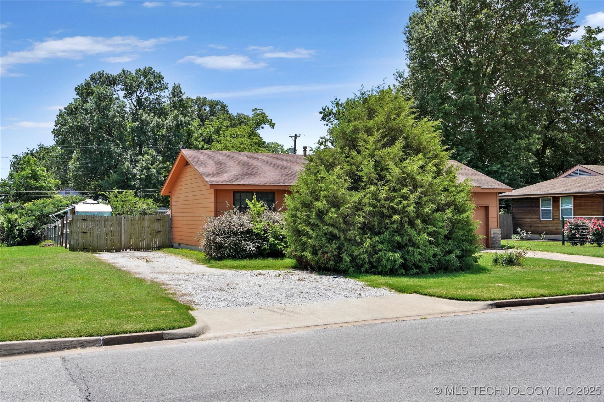 705 W Hartford Place