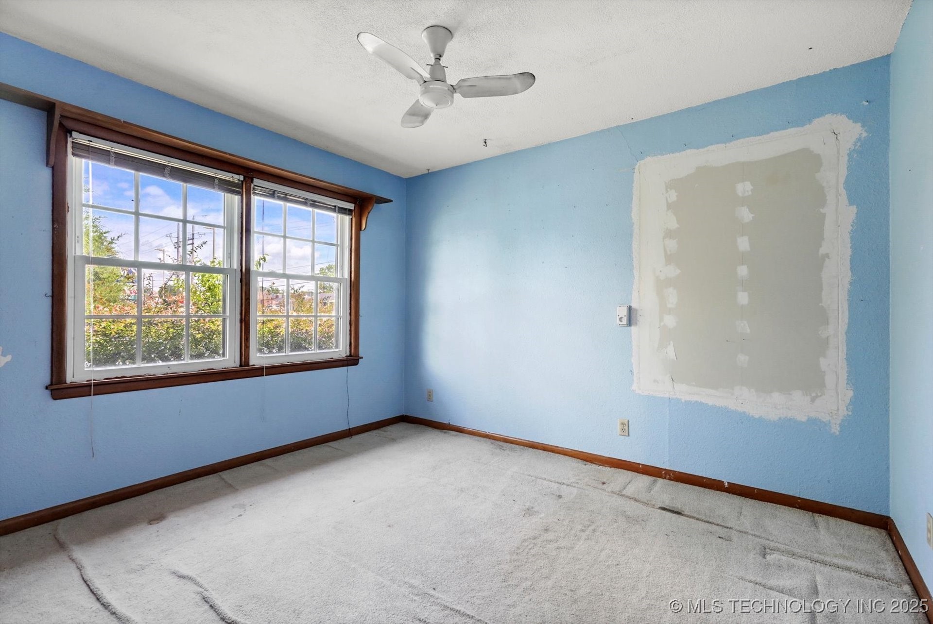 705 W Hartford Place