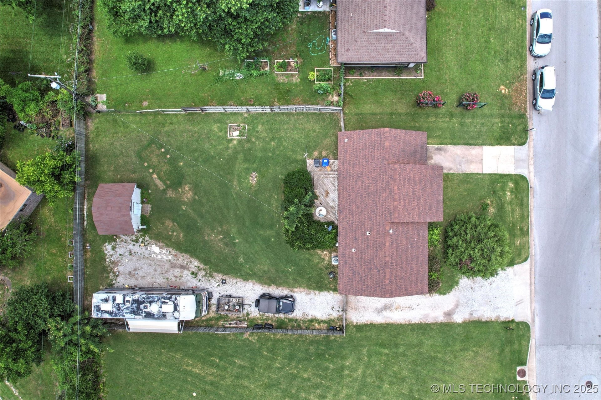 705 W Hartford Place