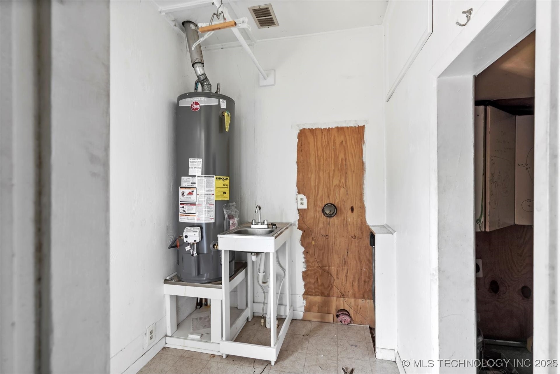 705 W Hartford Place