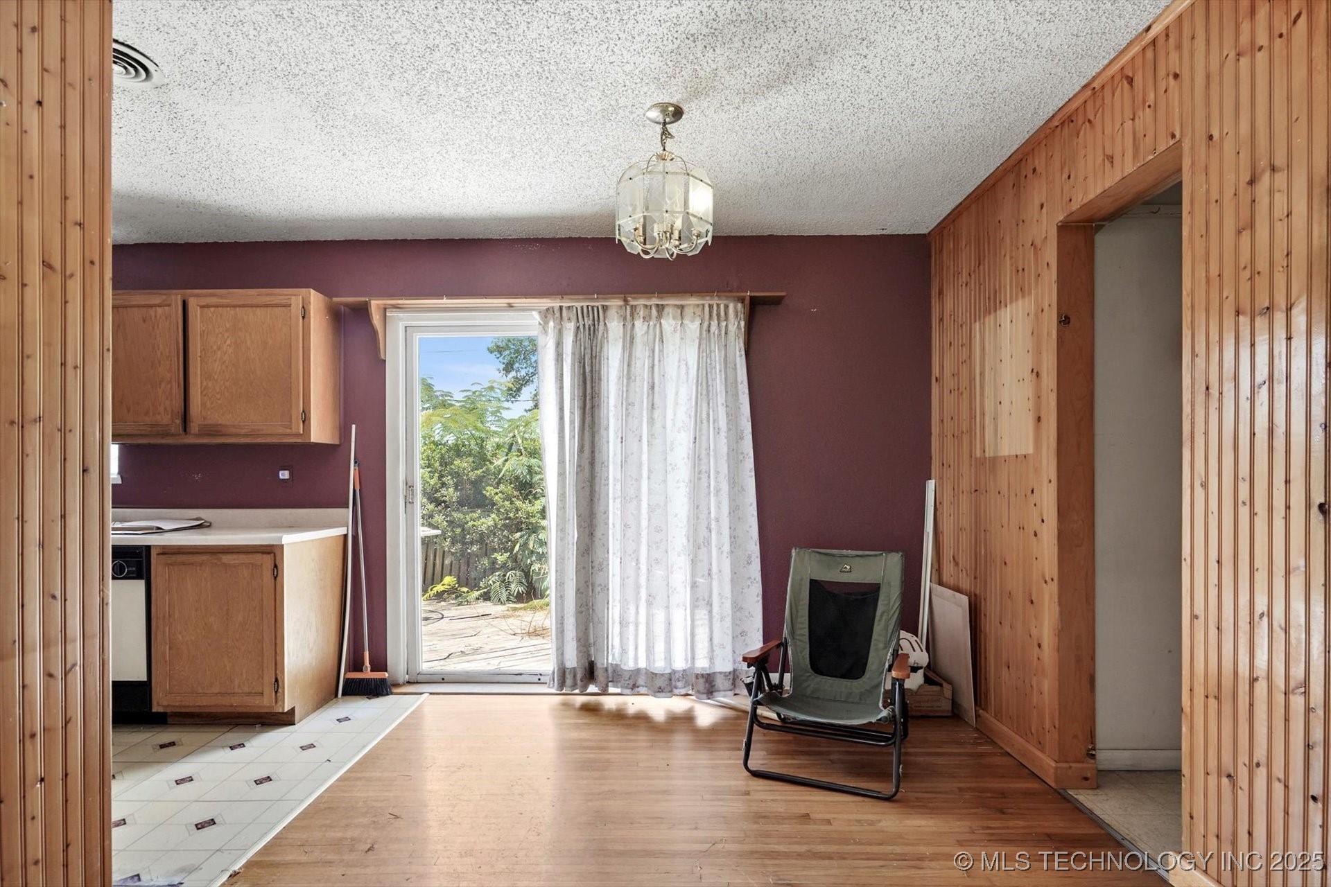 705 W Hartford Place