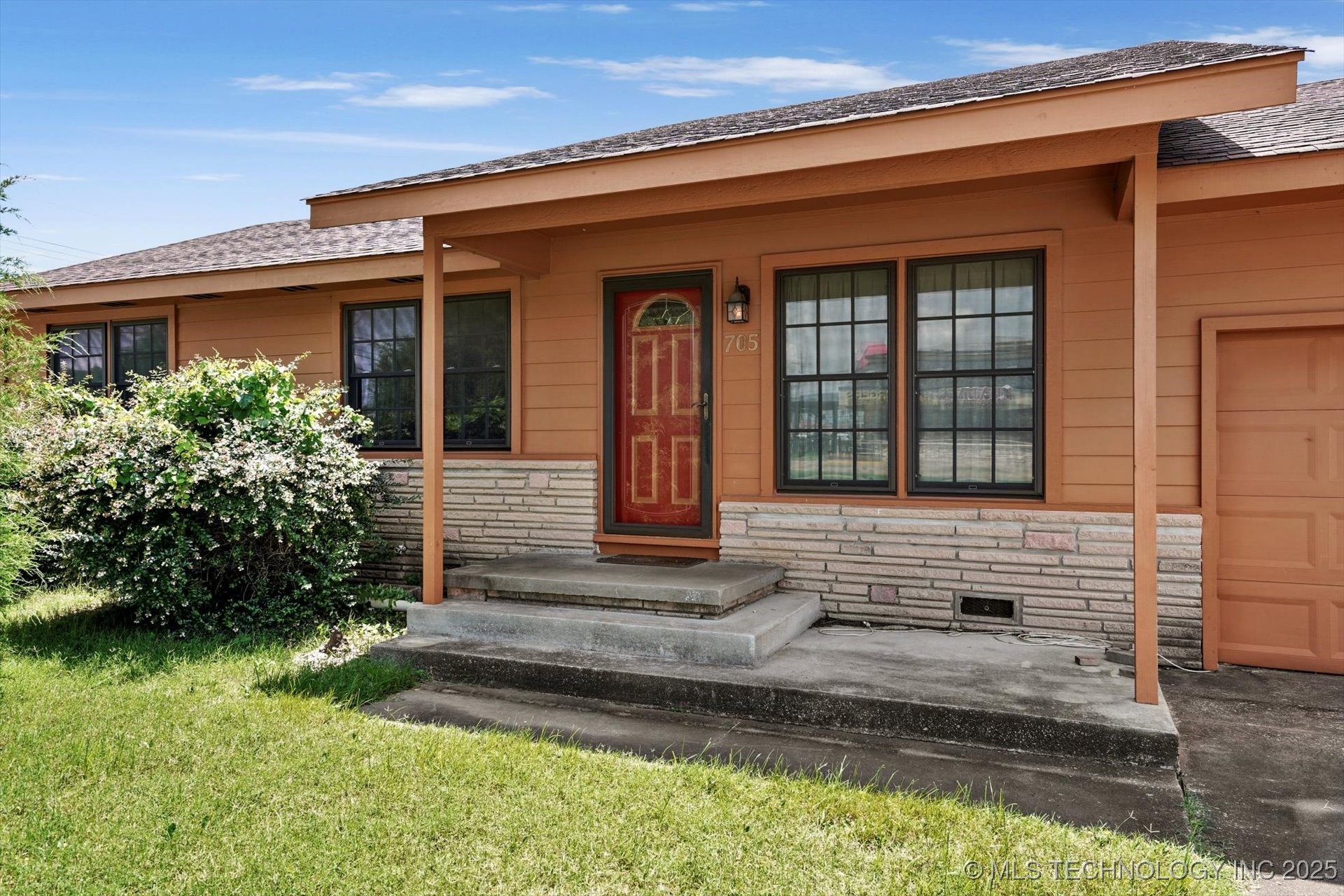 705 W Hartford Place