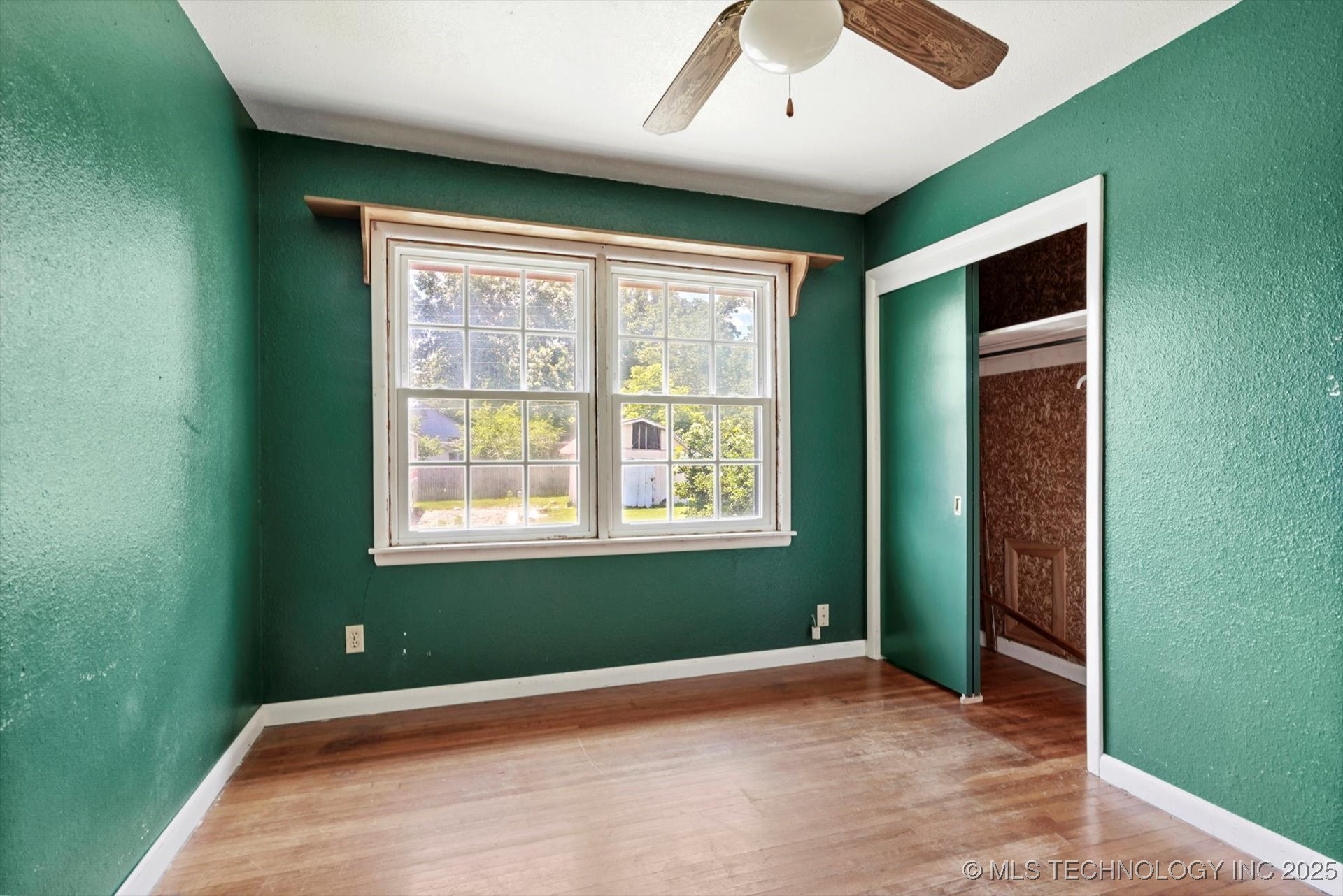 705 W Hartford Place