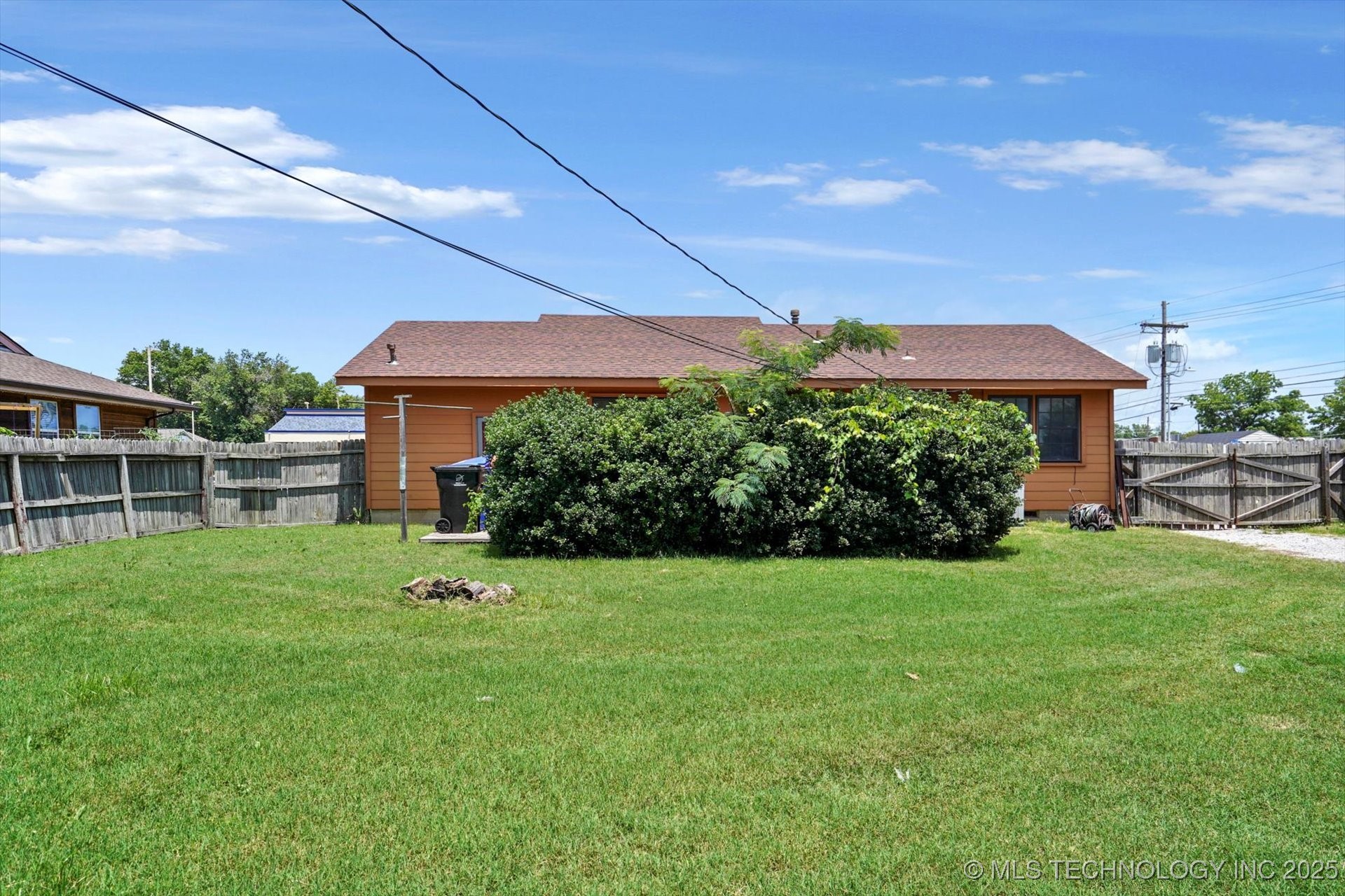 705 W Hartford Place