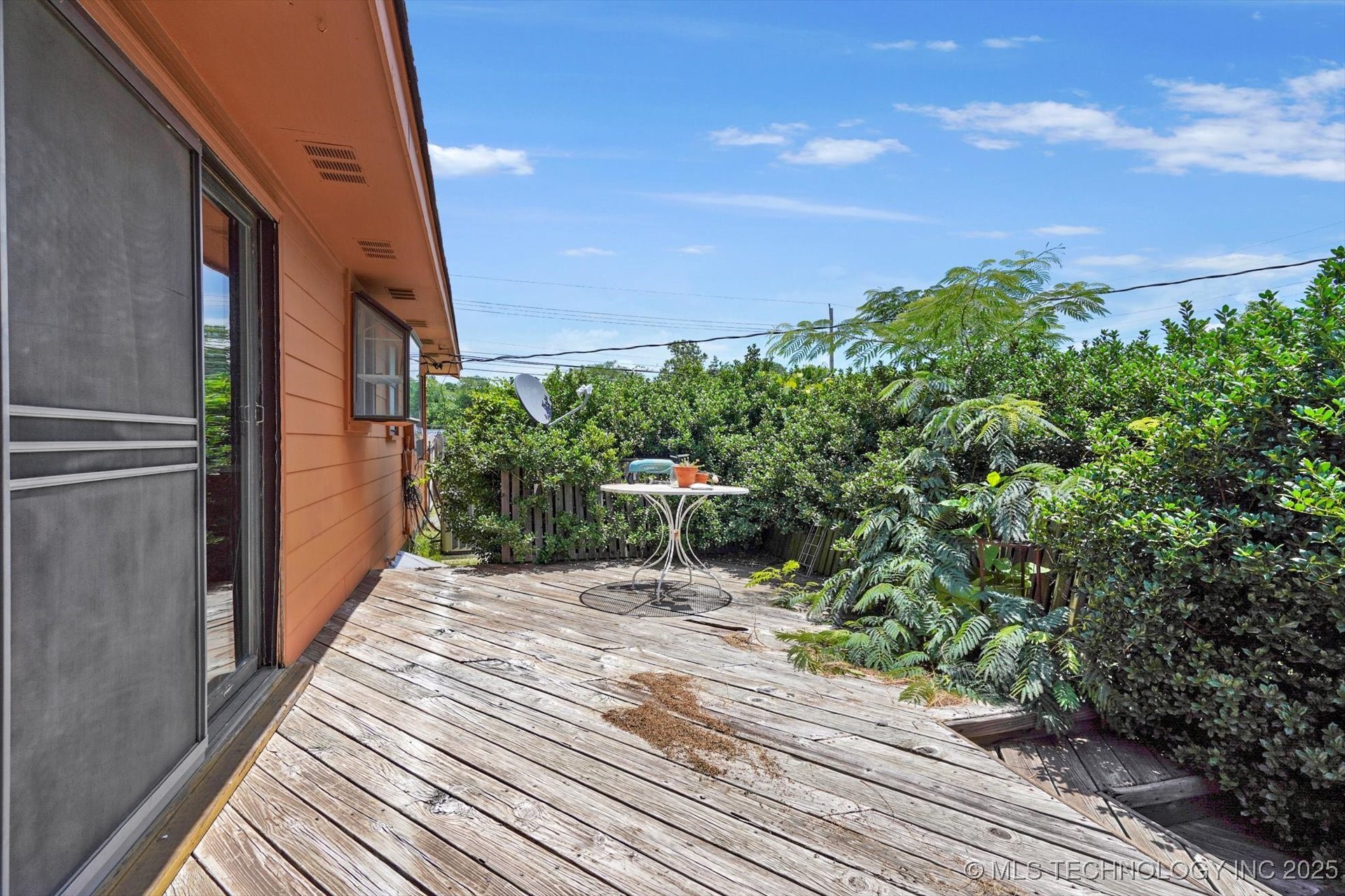 705 W Hartford Place