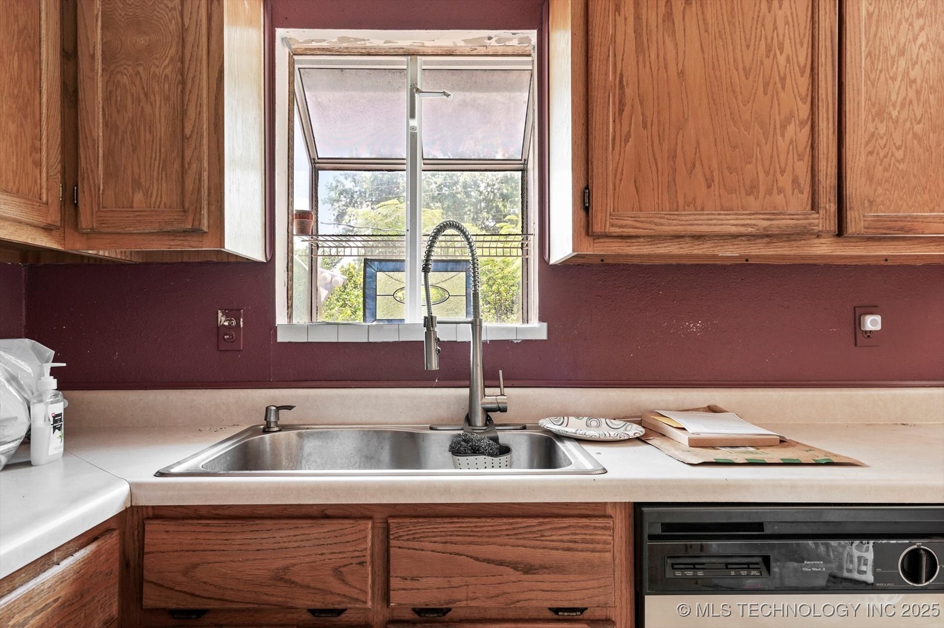 705 W Hartford Place