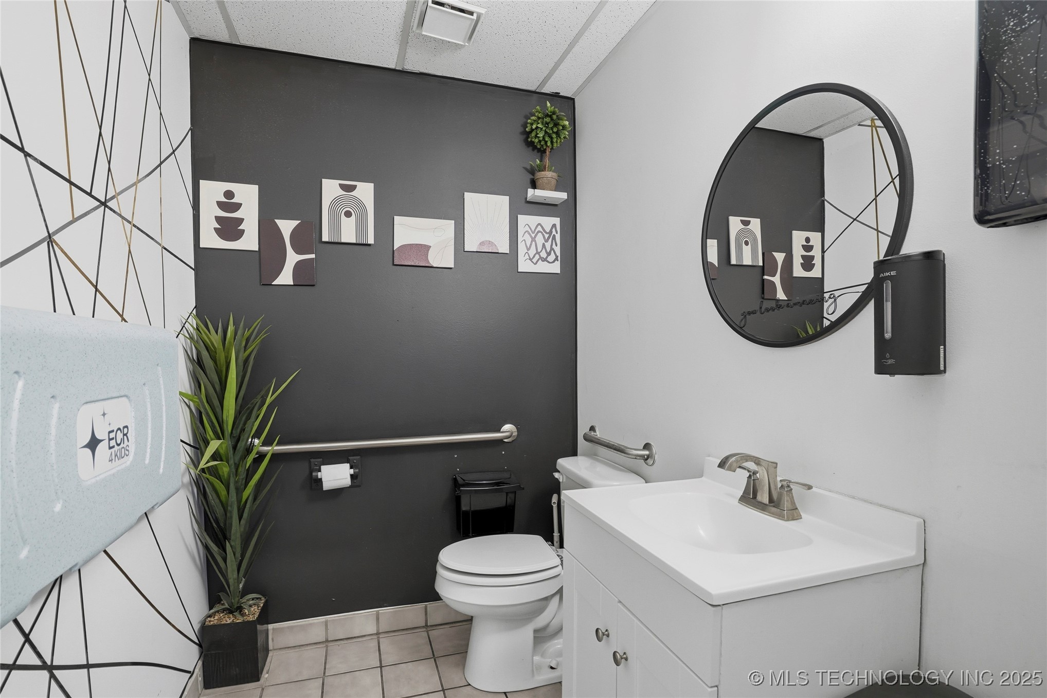 3227 S Lakewood Avenue