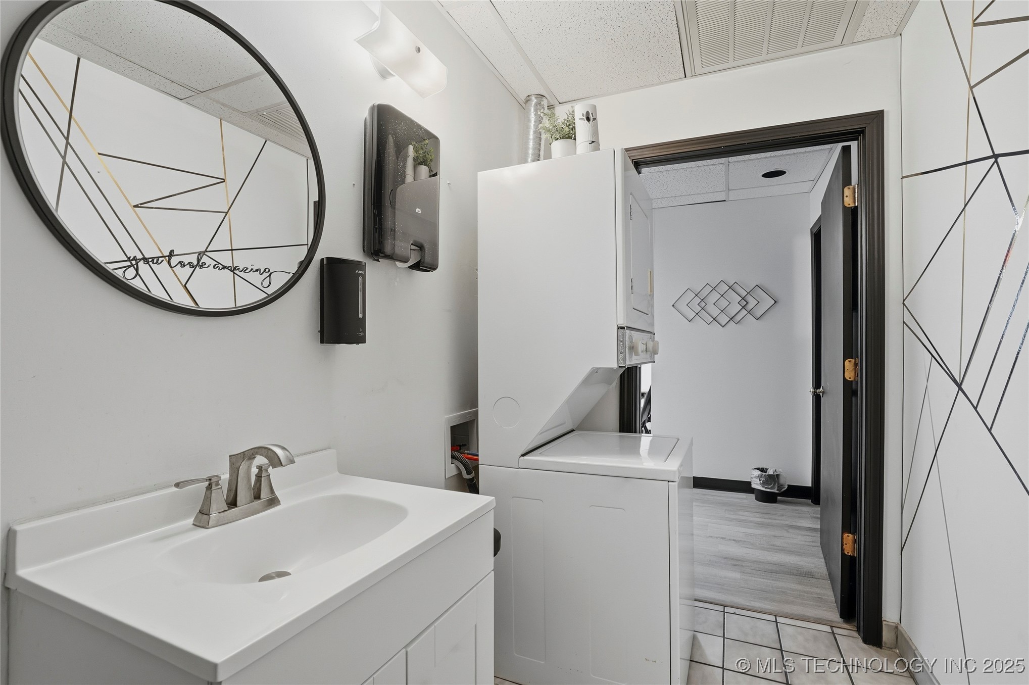 3227 S Lakewood Avenue