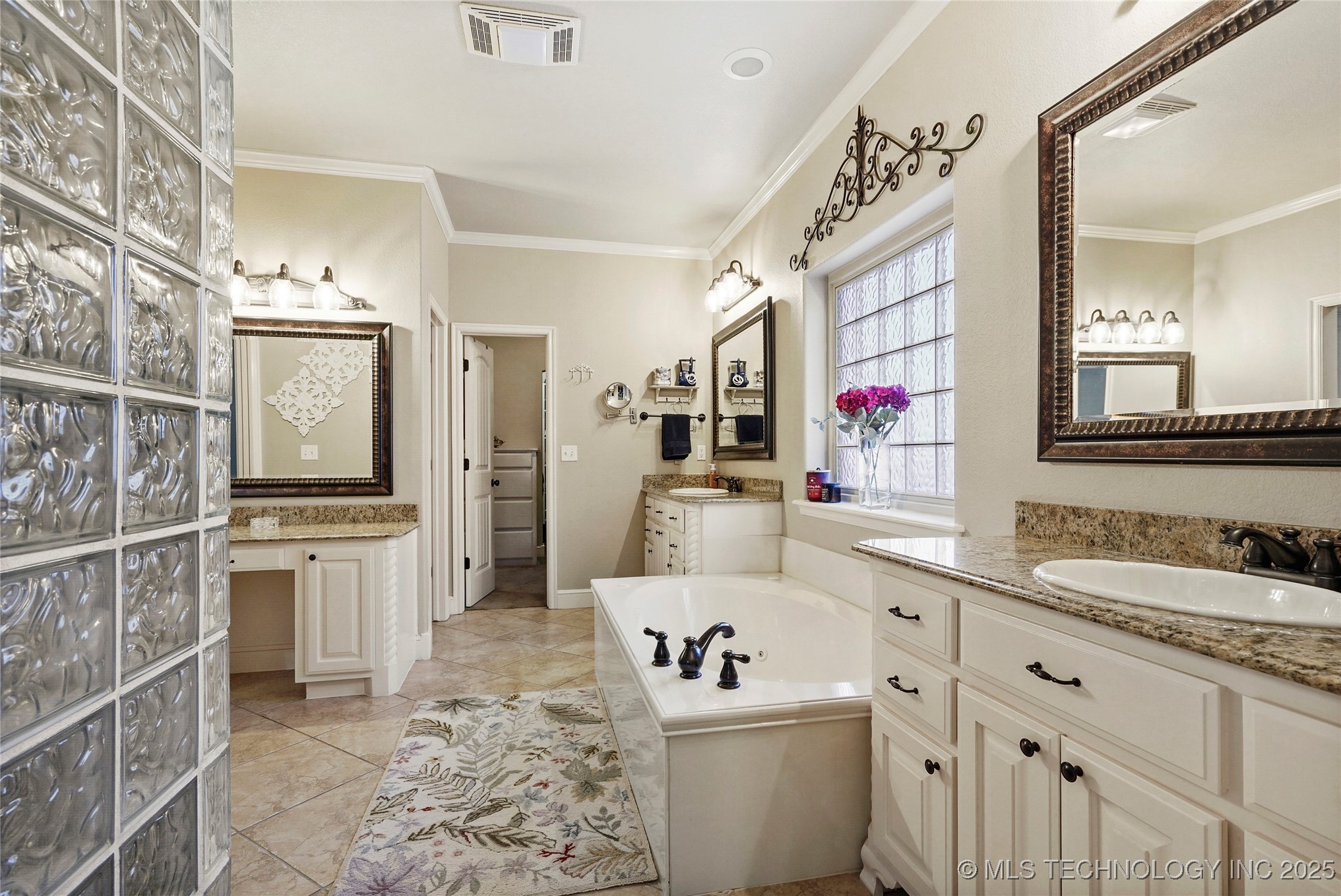 913 E Shreveport Street