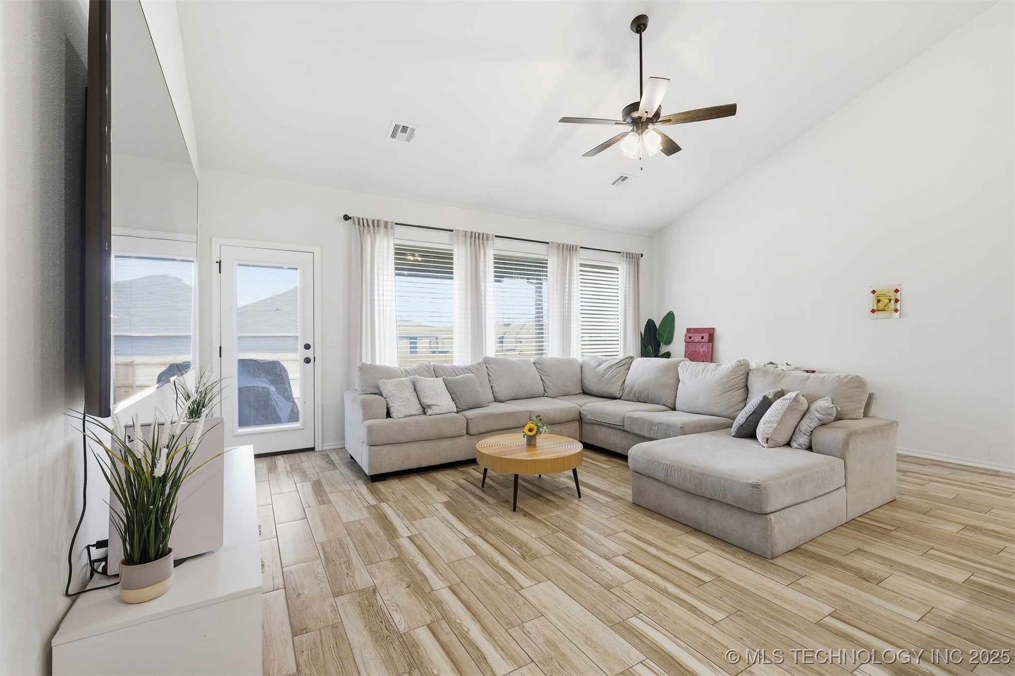 10712 N 121 Avenue E