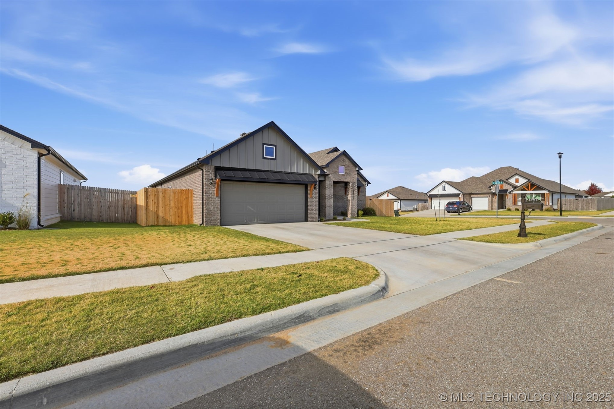 10712 N 121 Avenue E