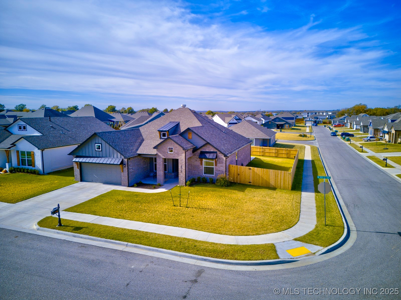 10712 N 121 Avenue E