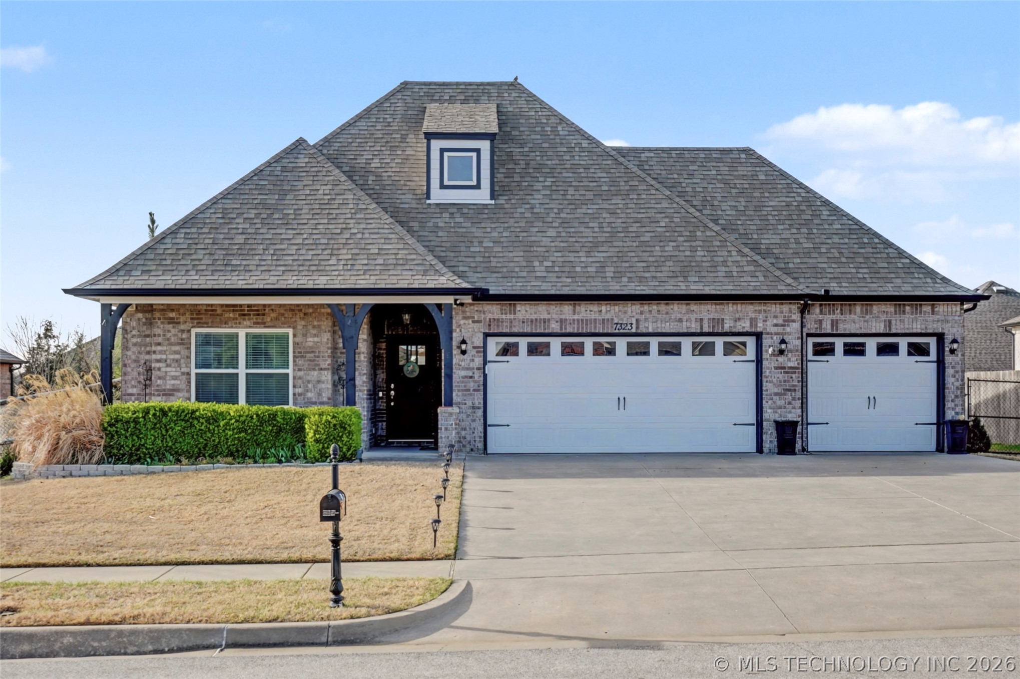 7323 E Oak Ridge Street