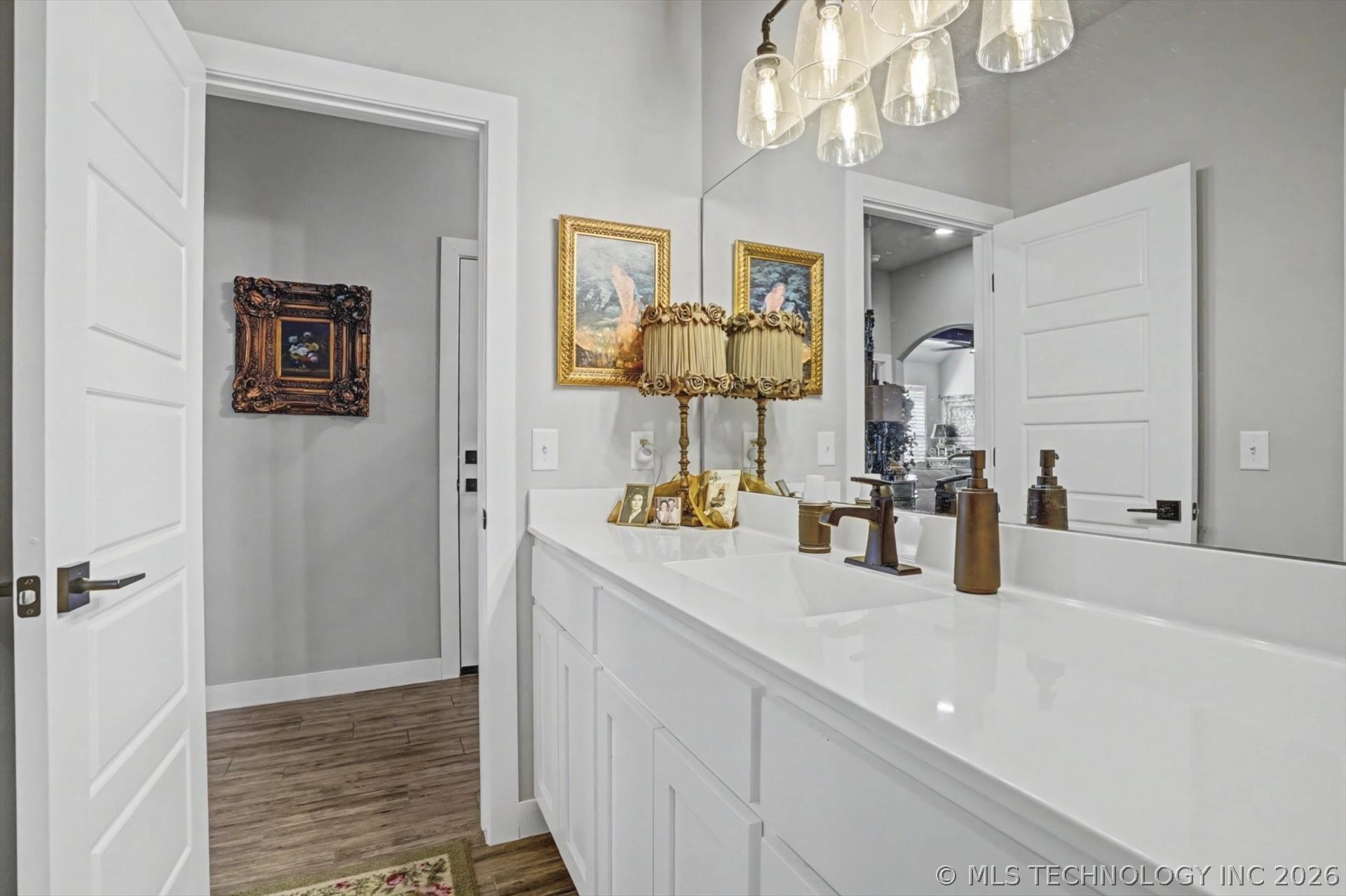 7407 S Walnut Avenue