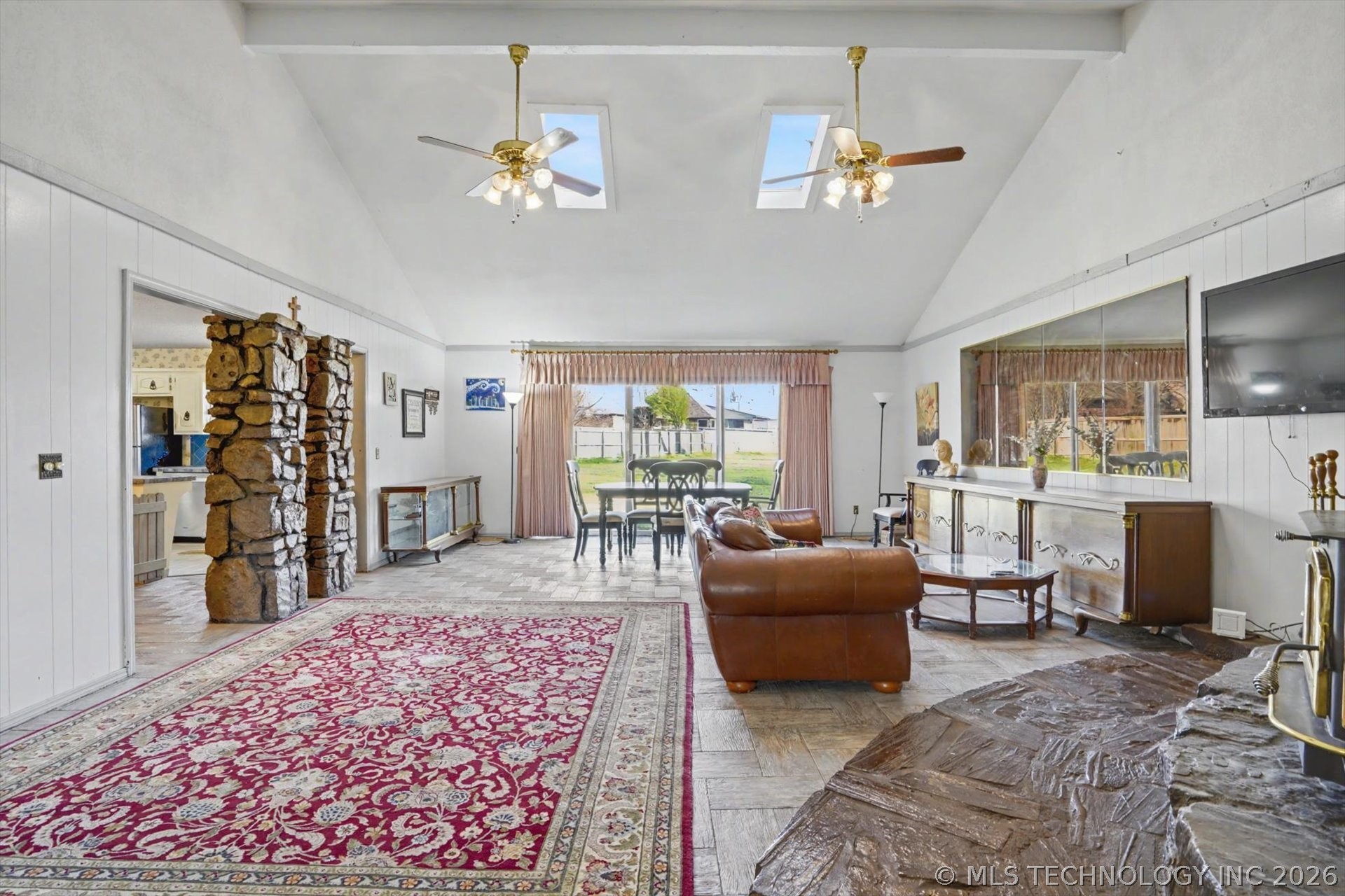 868 W Commercial Street