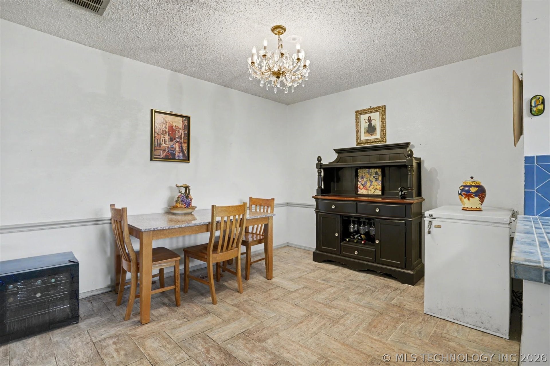 868 W Commercial Street