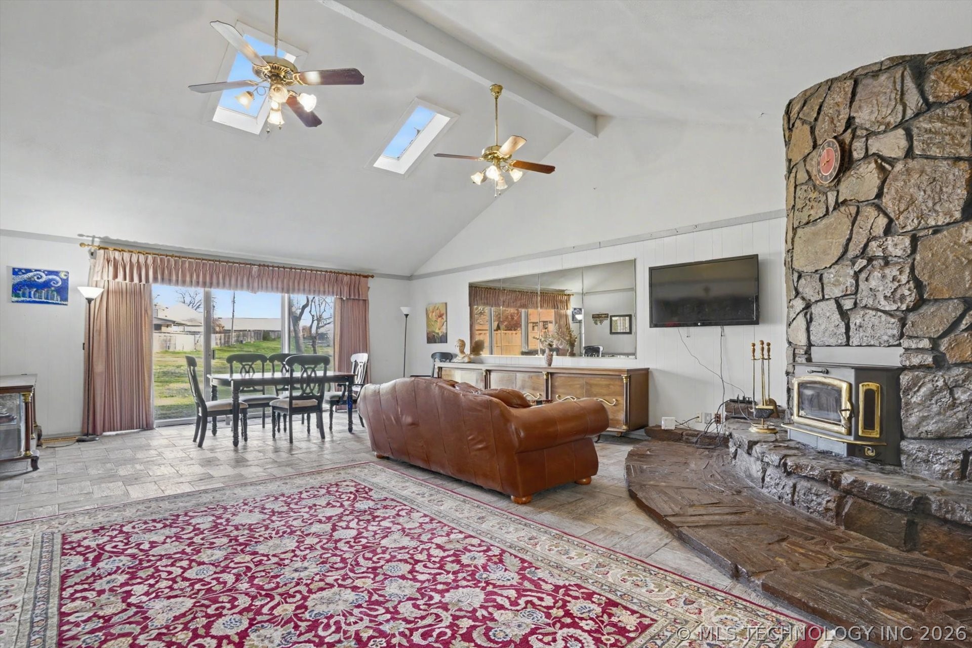 868 W Commercial Street