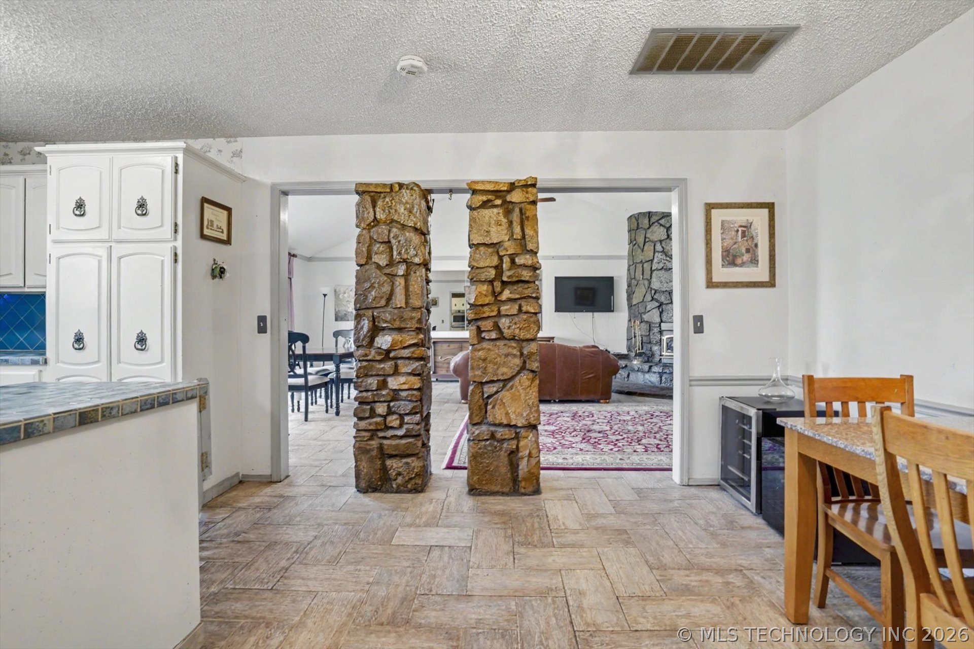 868 W Commercial Street