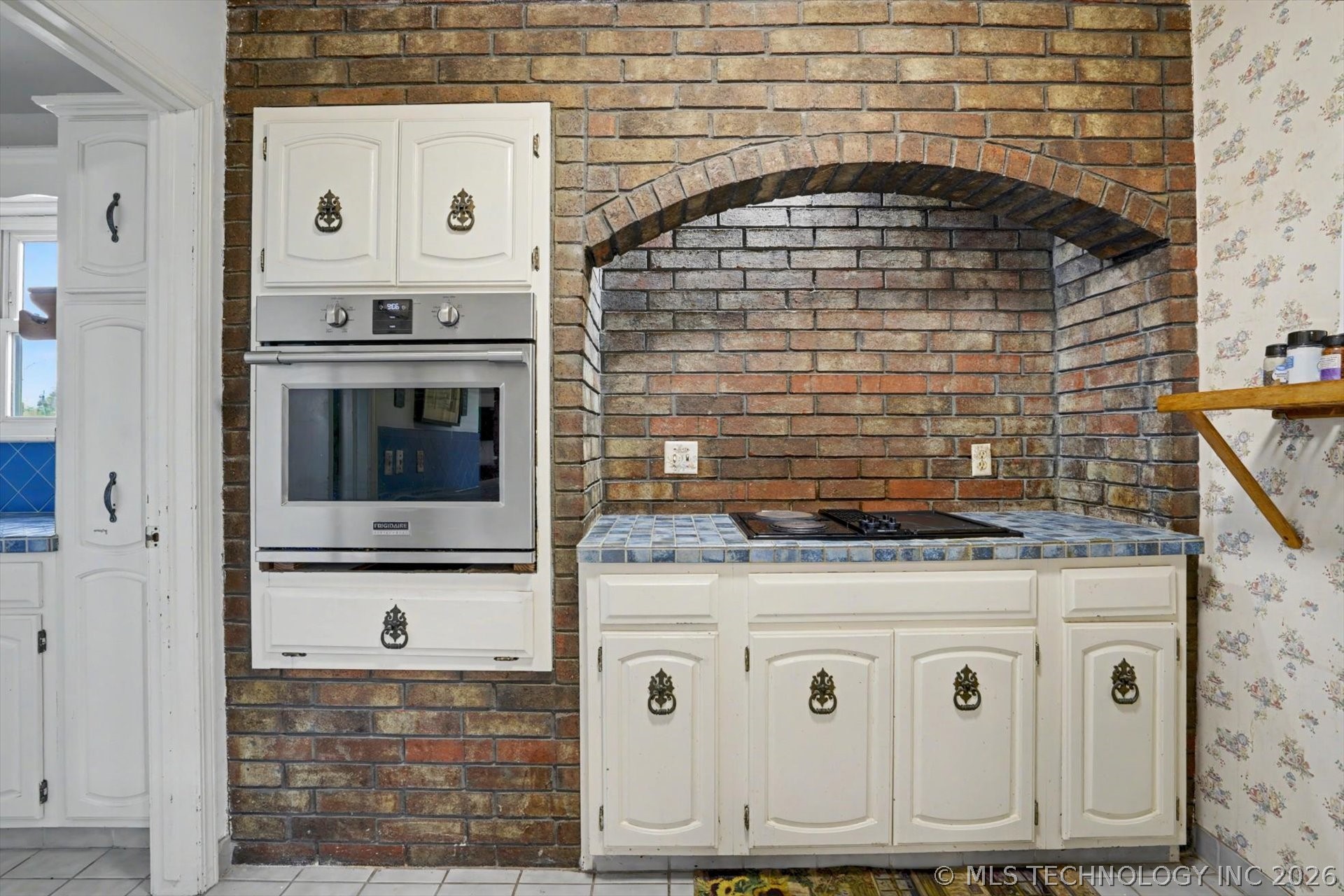 868 W Commercial Street